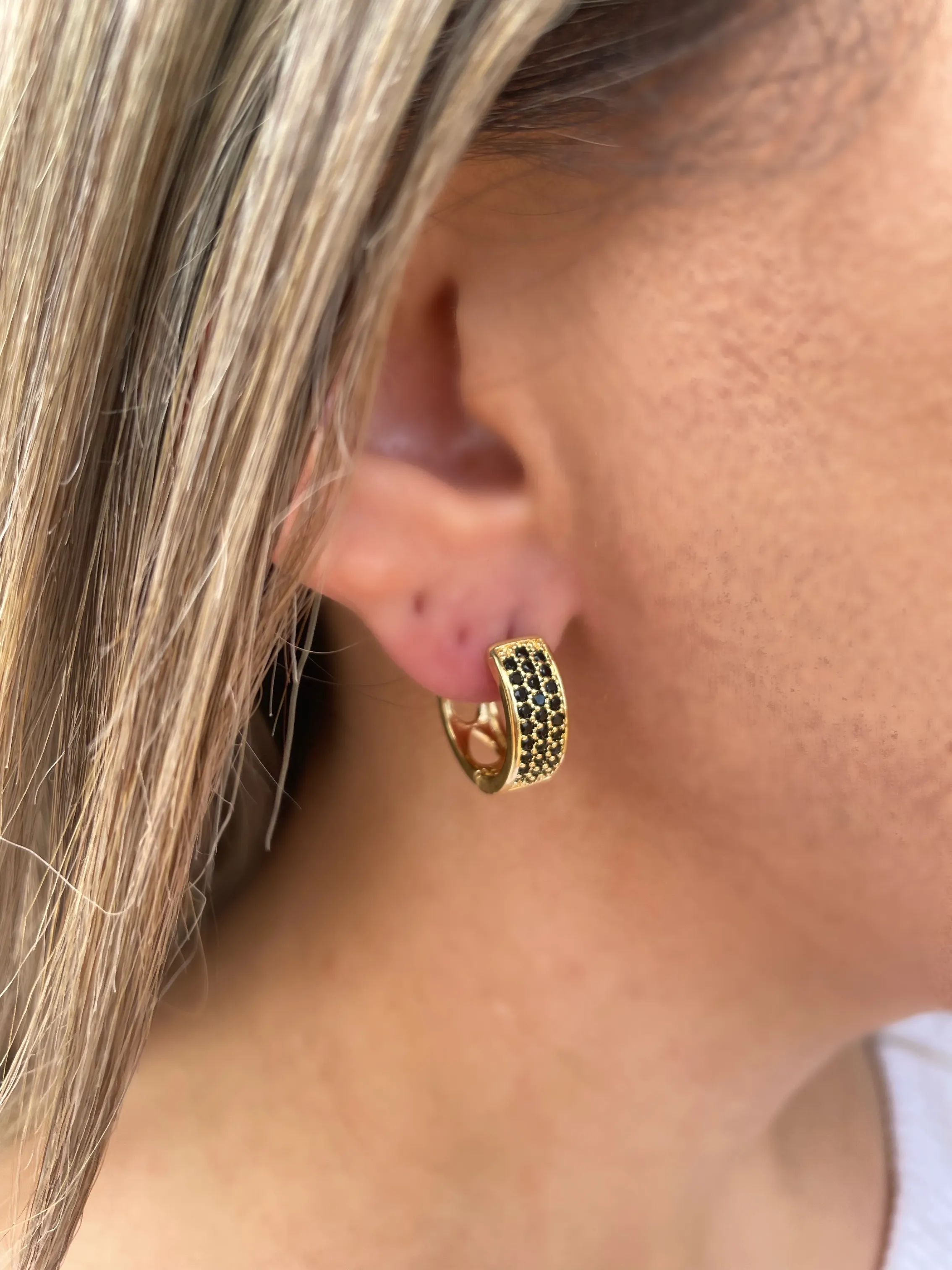 BRINCO ARGOLA CRAVEJADA ZIRCONIA NEGRA