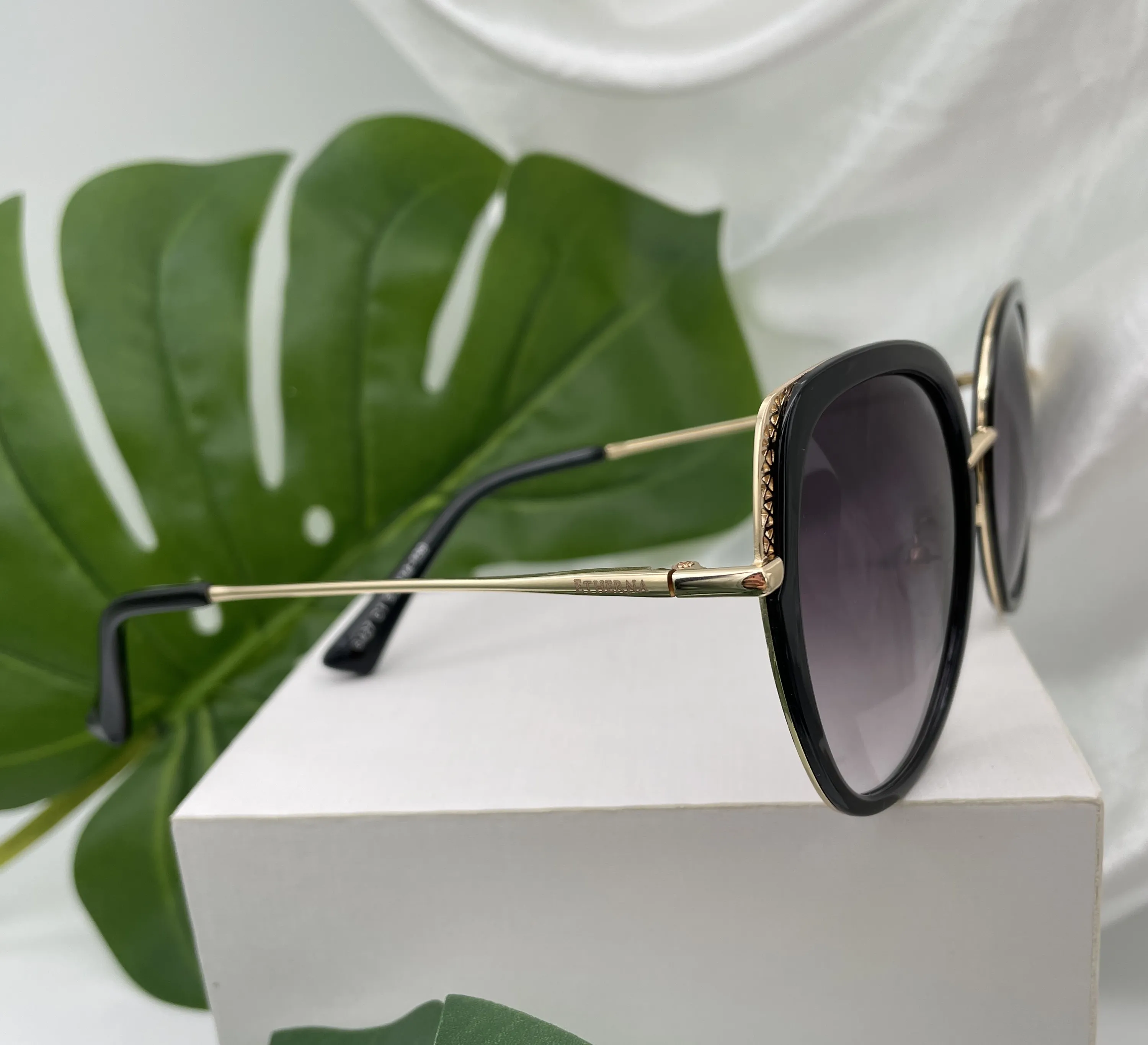 ÓCULOS DE SOL REDONDO PRETO COM RENDA DOURADO