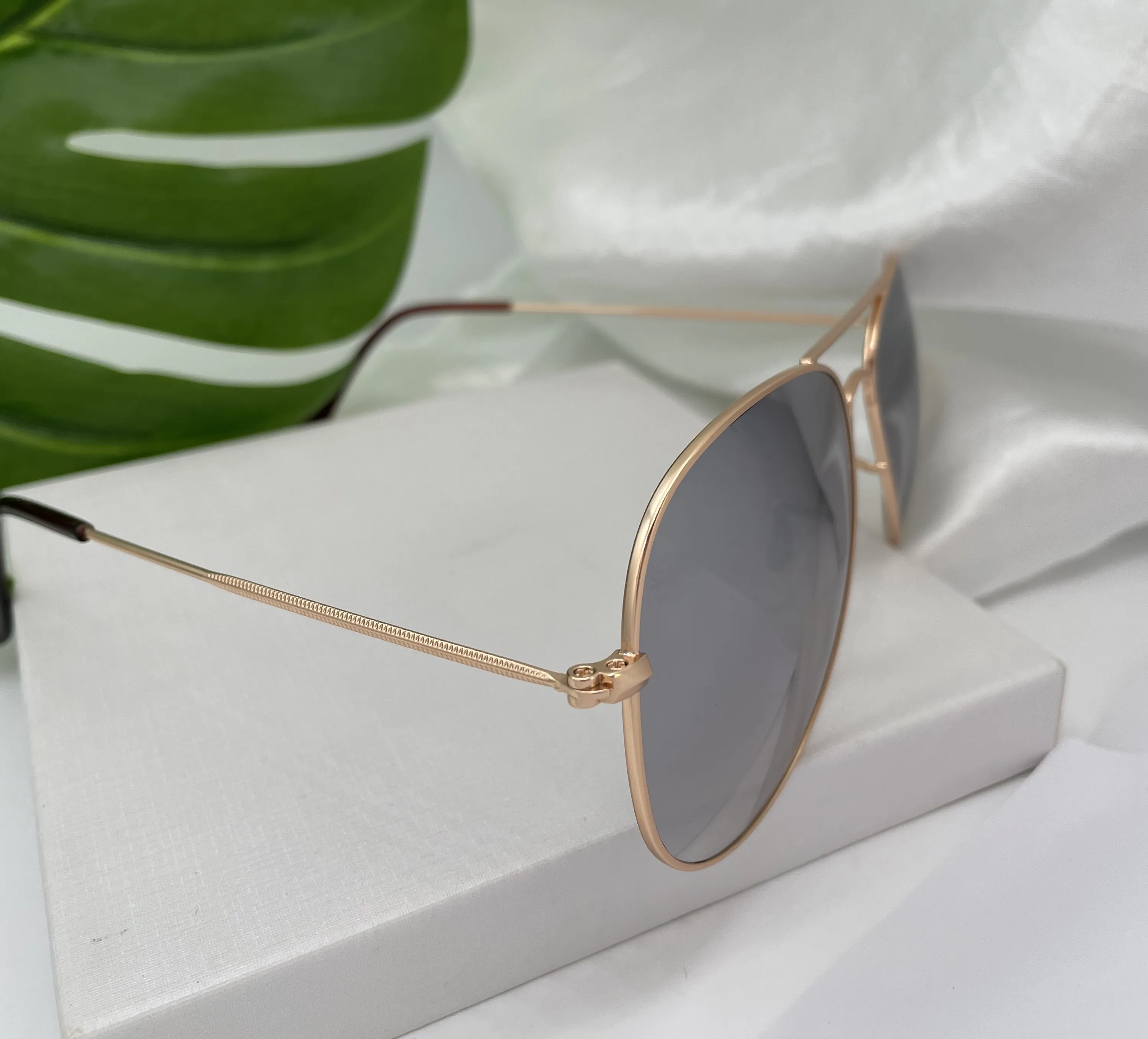 ÓCULOS DE SOL AVIADOR ESPELHADO DOURADO