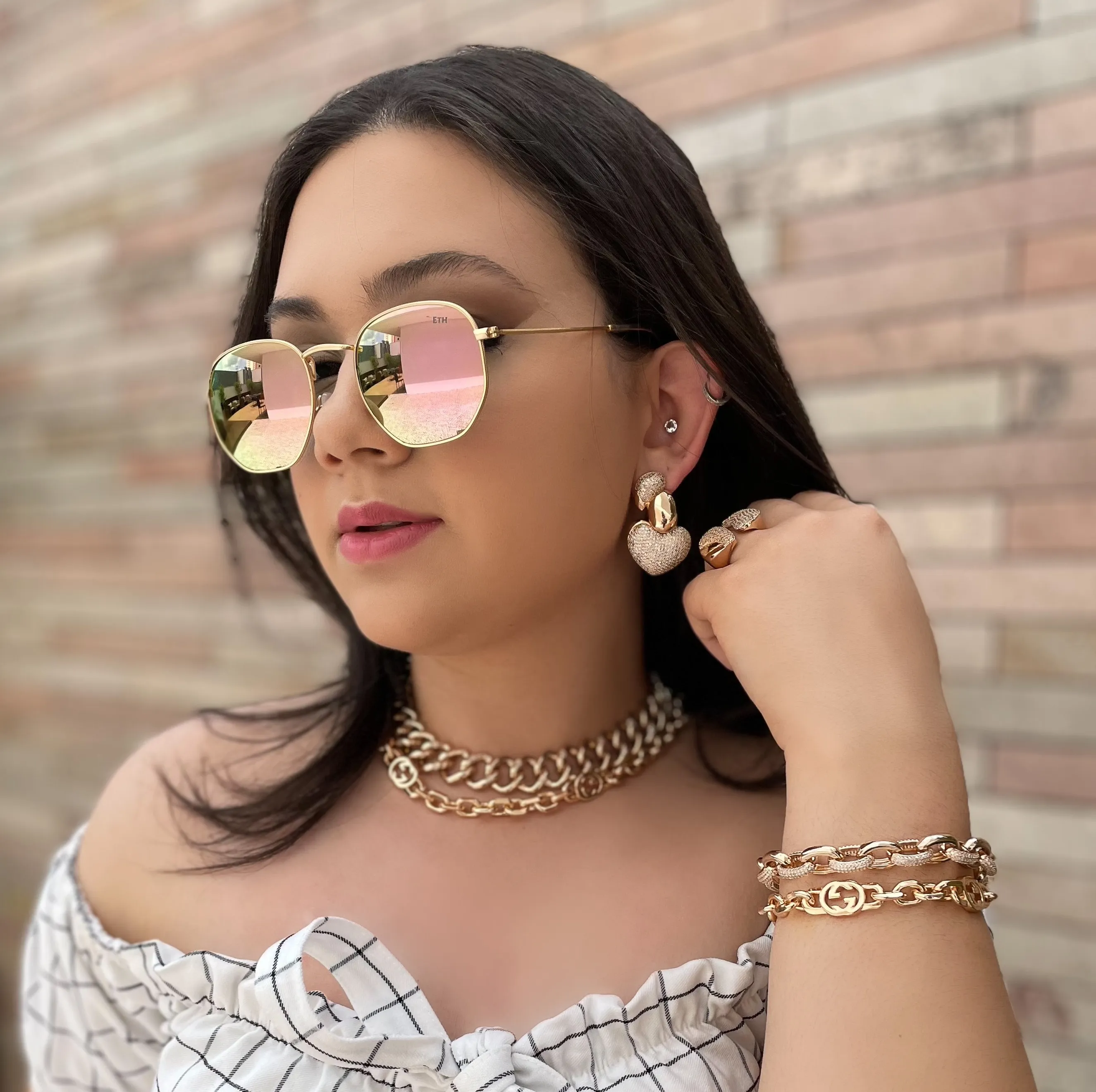 ÓCULOS DE SOL HEXAGONAL ESPELHADO DOURADO