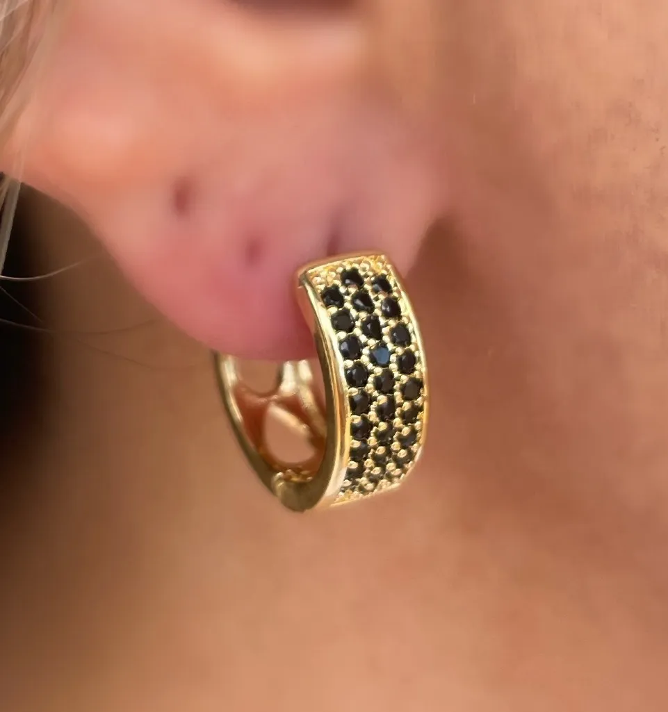 BRINCO ARGOLA CRAVEJADA ZIRCONIA NEGRA