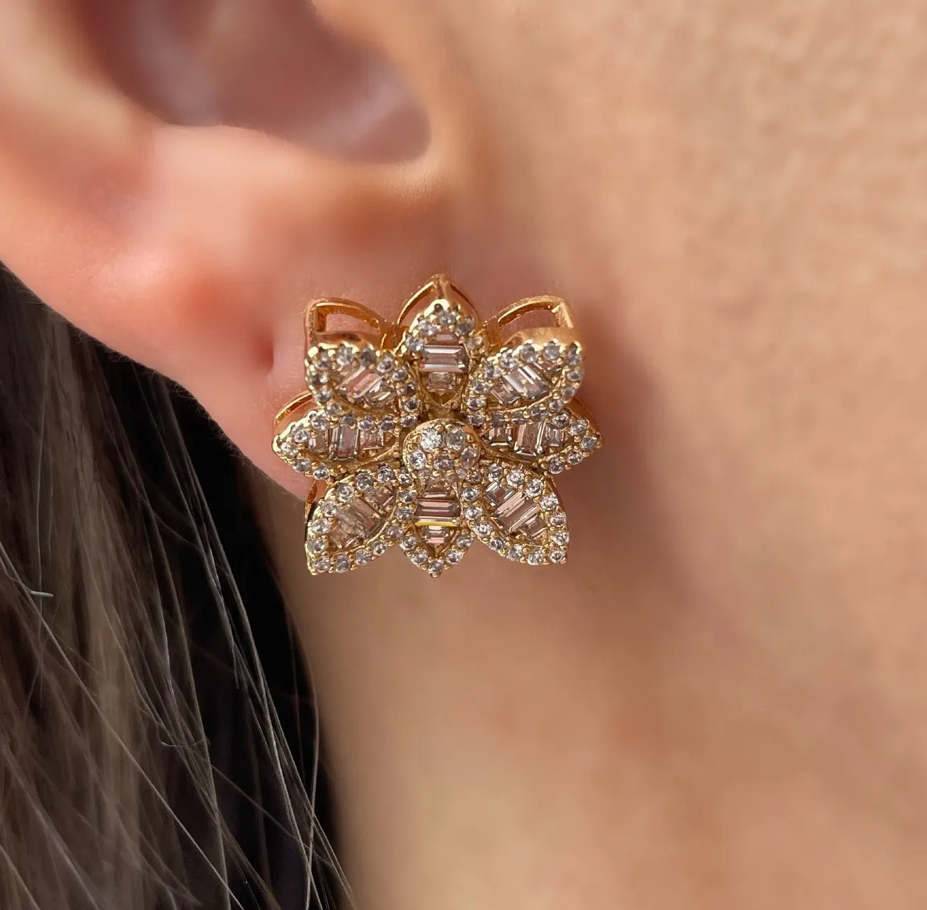BRINCO LUXURY FLOR CRAVEJADA CRISTAL