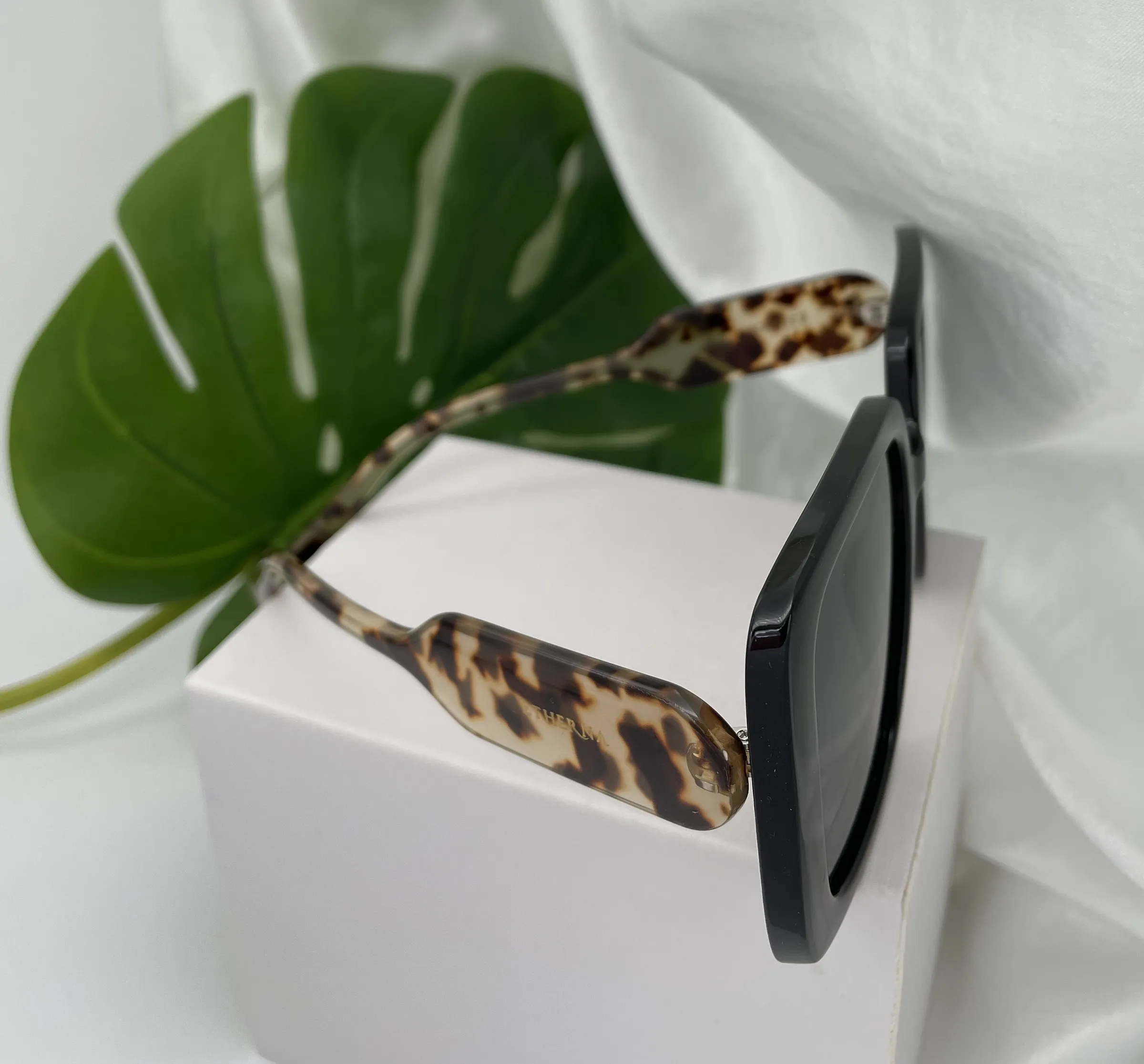ÓCULOS DE SOL QUADRADO PRETO HASTE ANIMAL PRINT