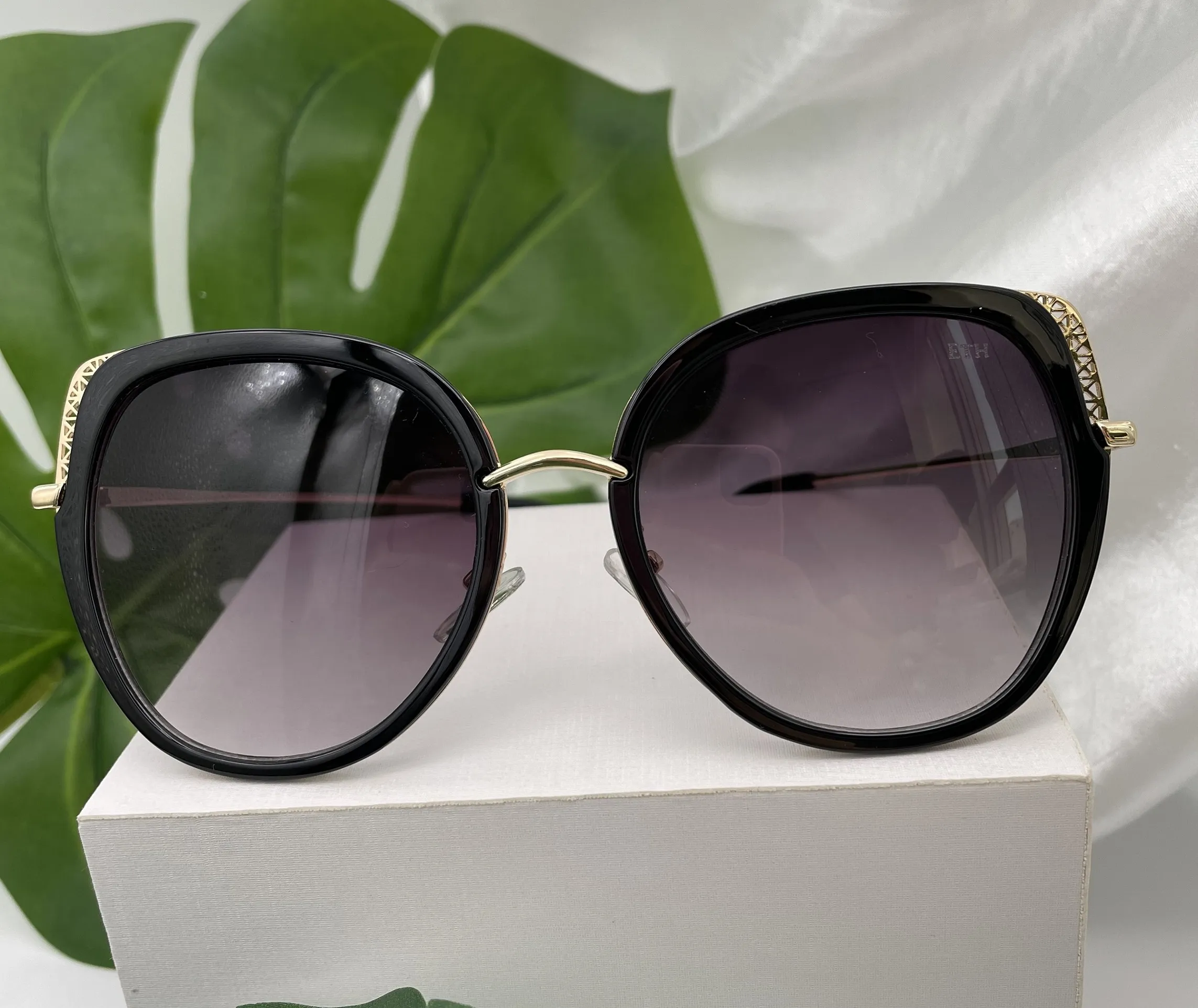 ÓCULOS DE SOL REDONDO PRETO COM RENDA DOURADO
