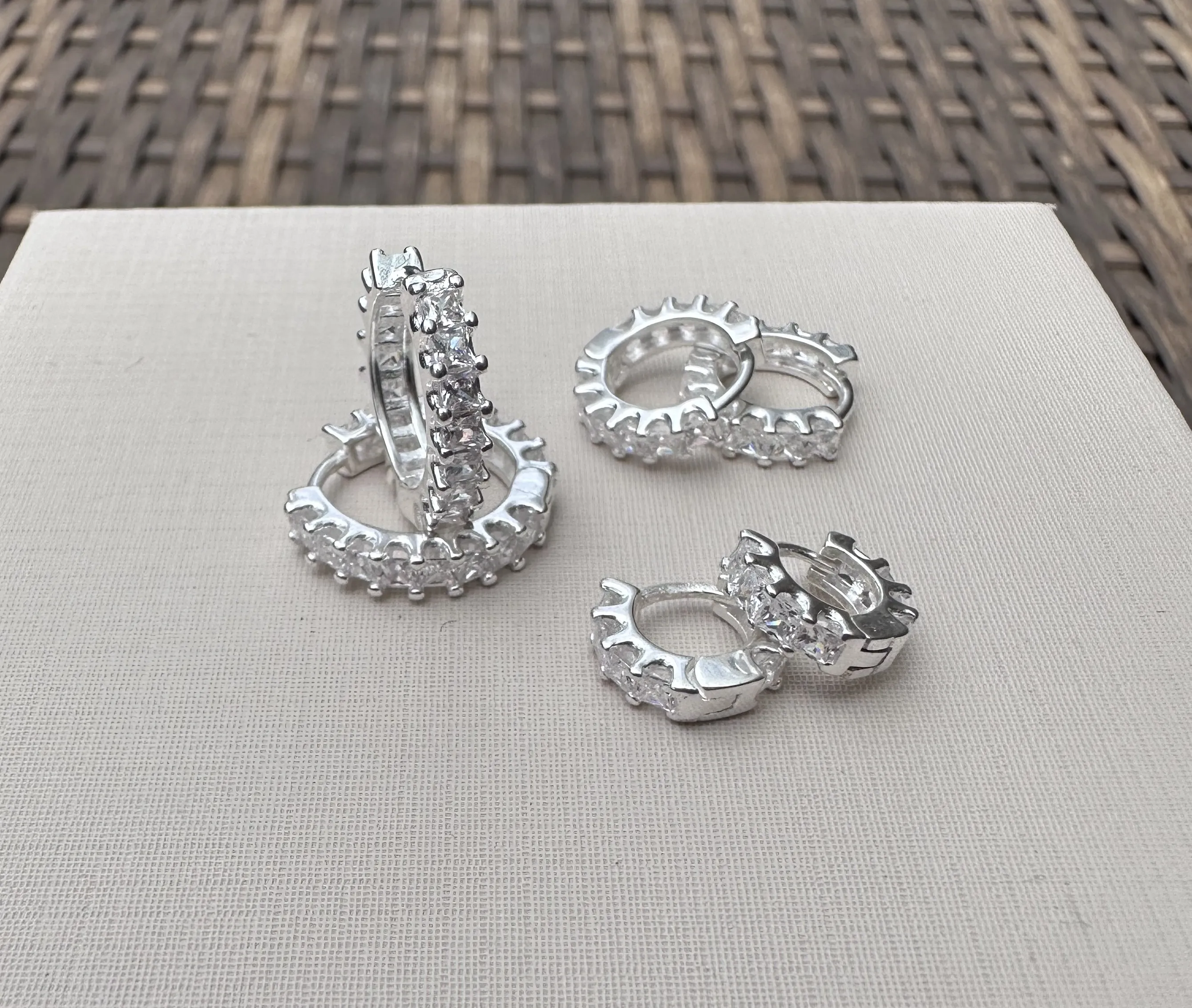 BRINCO PRATA TRIO ARGOLA CRAVEJADA CRISTAL
