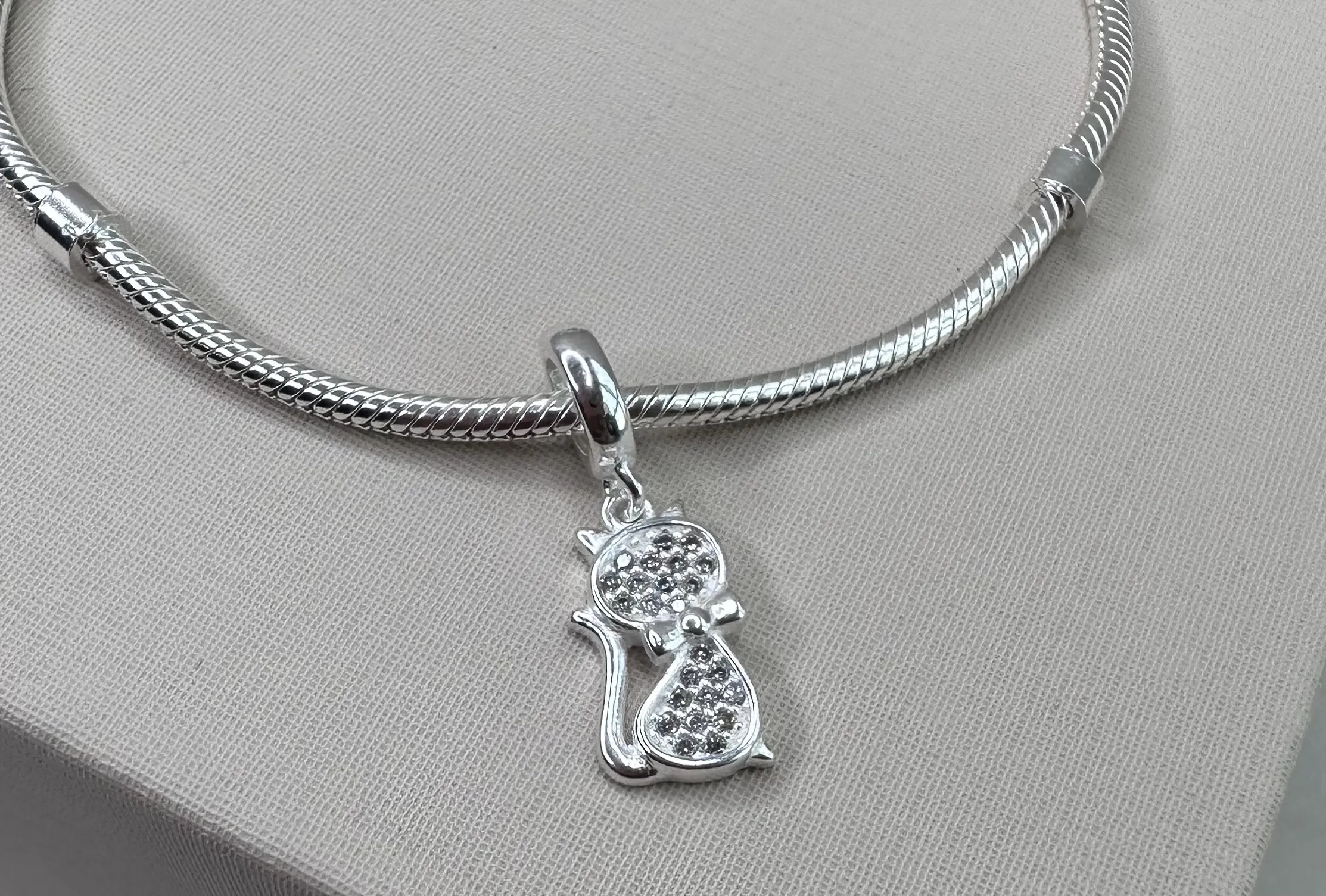 BERLOQUE PRATA GATINHO CRAVEJADO