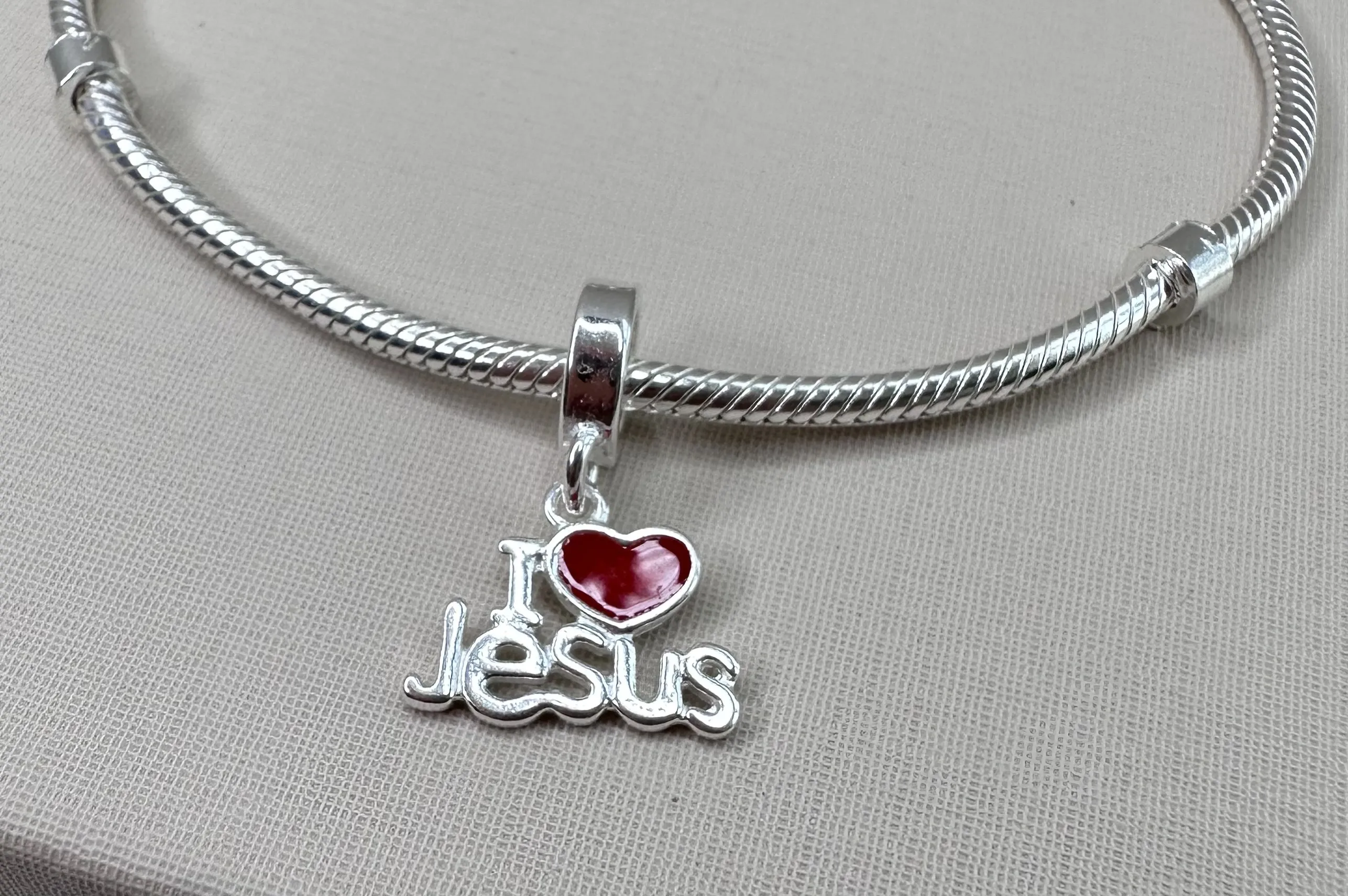 BERLOQUE PRATA LOVE JESUS CORAÇÃO VERMELHO