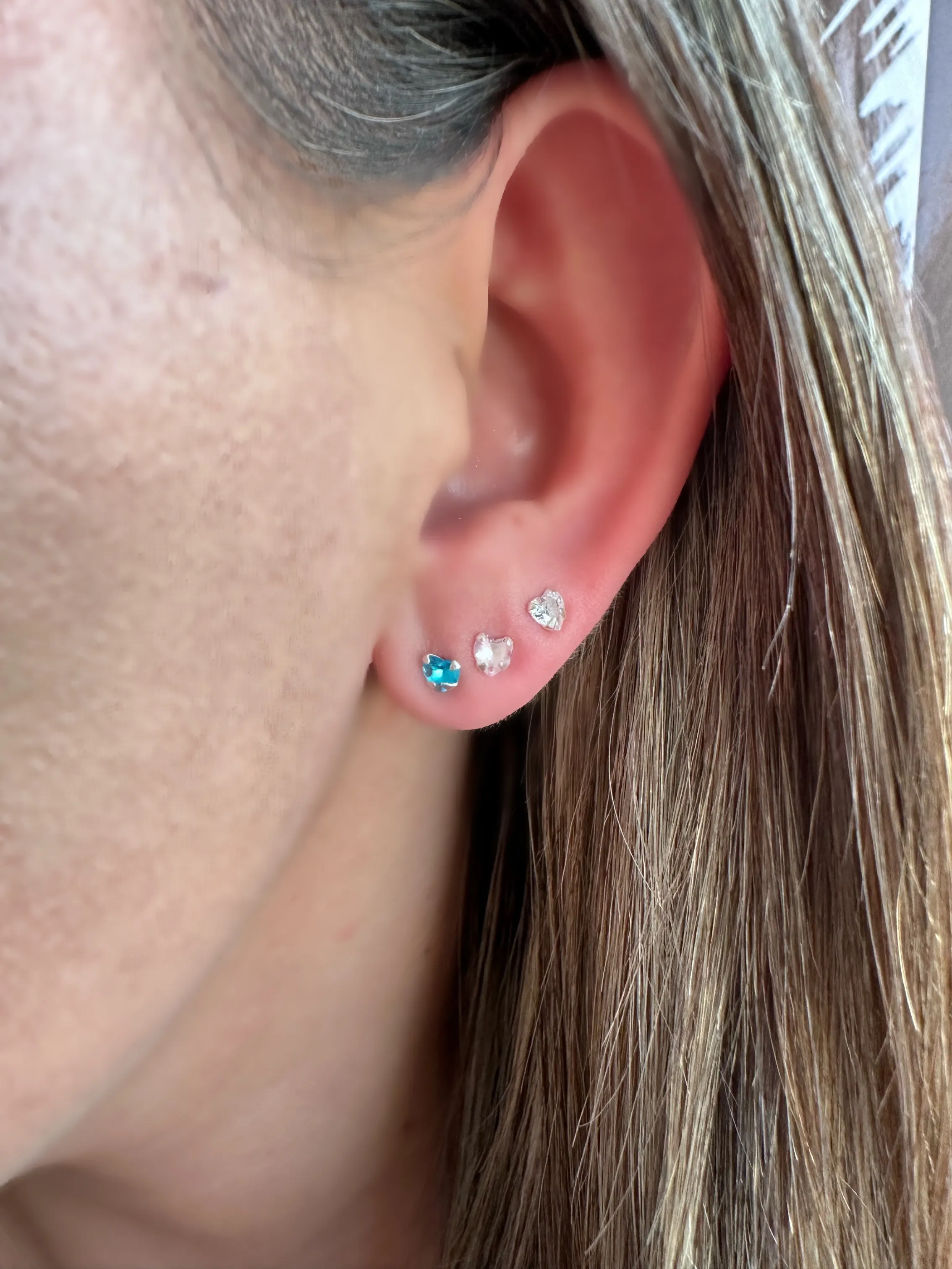 BRINCO PRATA TRIO CORAÇÃO COLORS 4mm