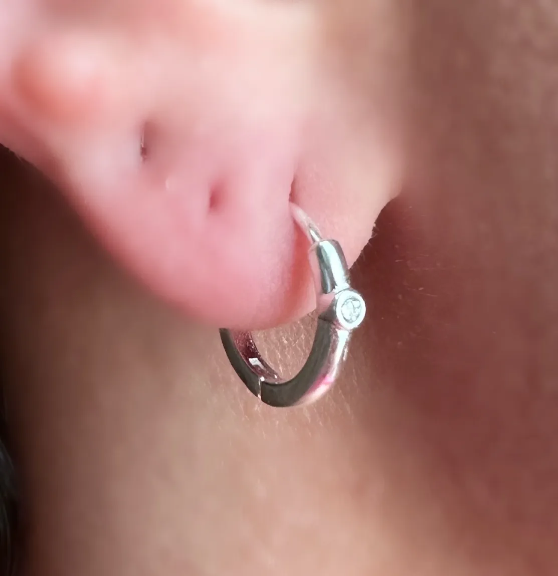 BRINCO PRATA ARGOLA COM ZIRCONIA
