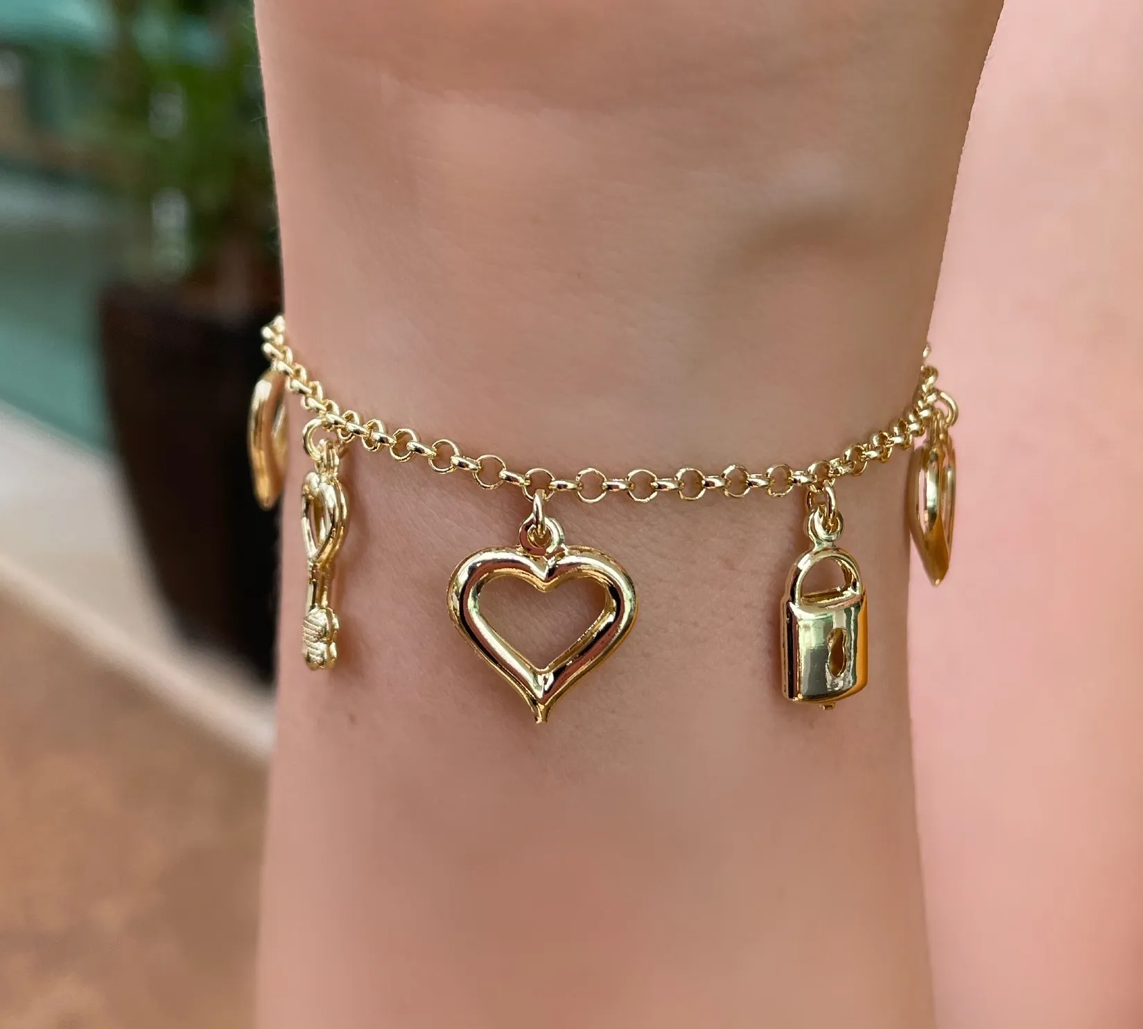 PULSEIRA CORAÇÕES COM CADEADO E CHAVE