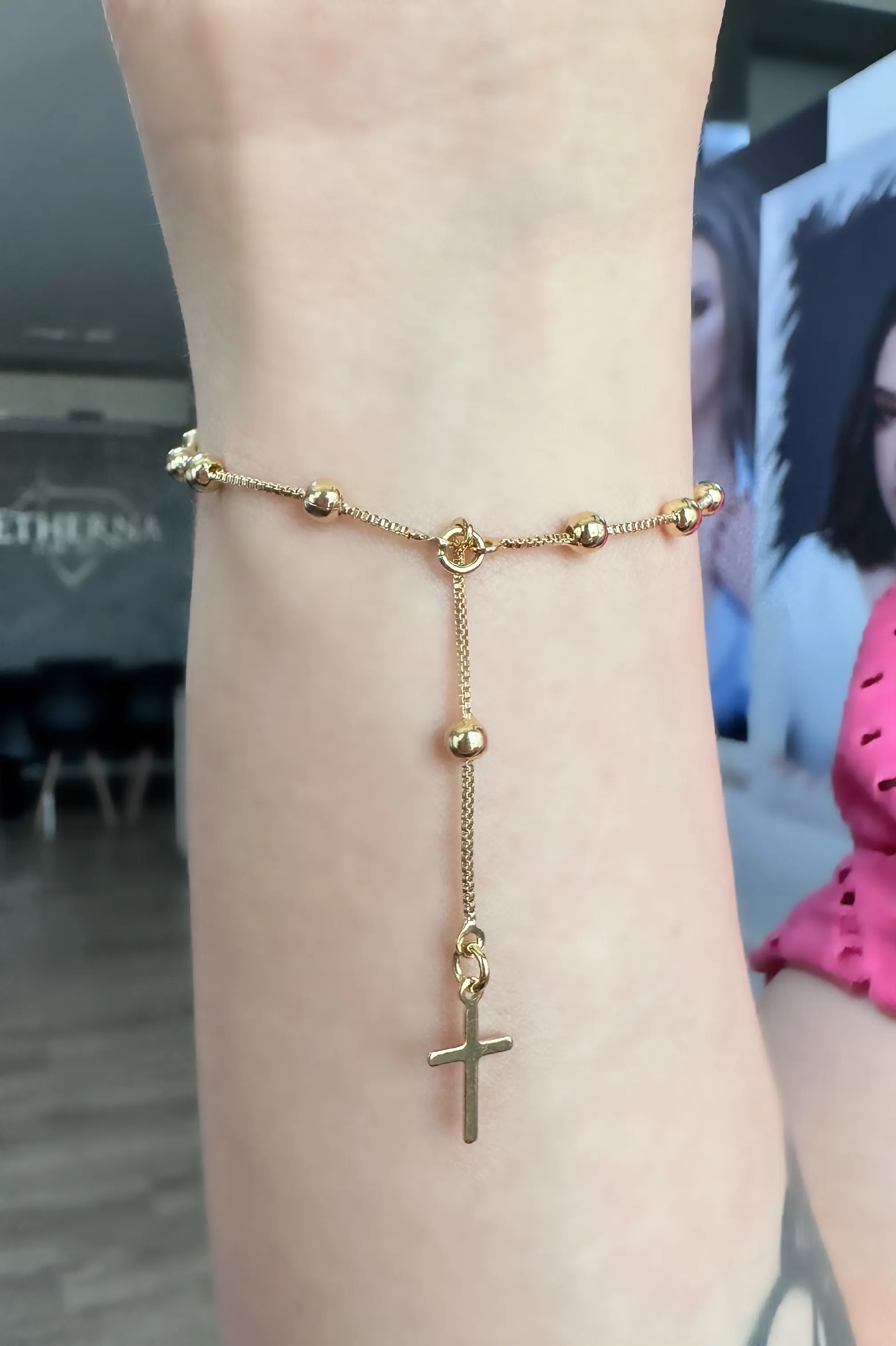 PULSEIRA GRAVATA COM CRUZ