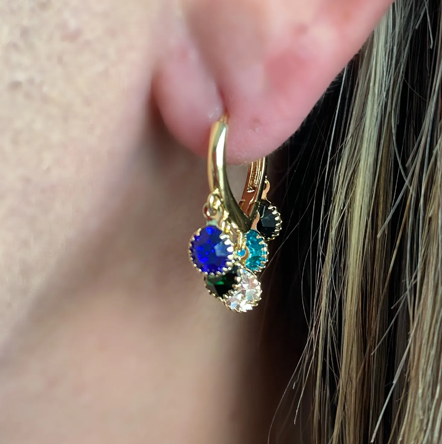 BRINCO ARGOLA OVAL ZIRCONIAS PENDURADAS COLORS