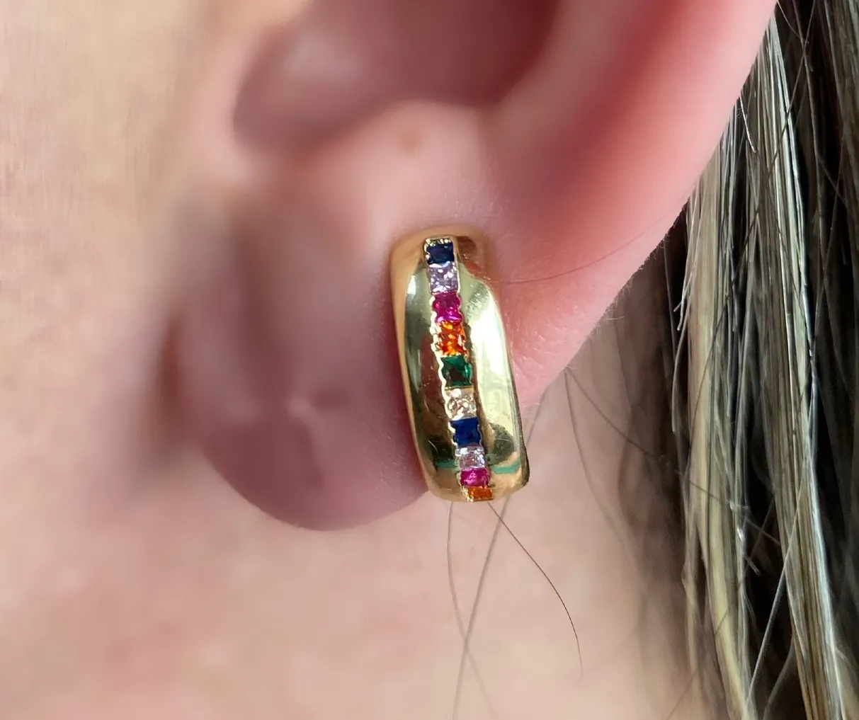 BRINCO EAR HOOK CRAVEJADO COLORS