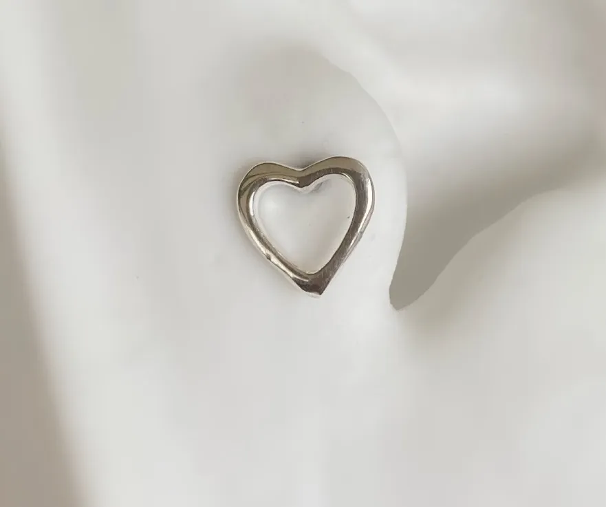 PIERCING PRATA CORAÇÃO VAZADO