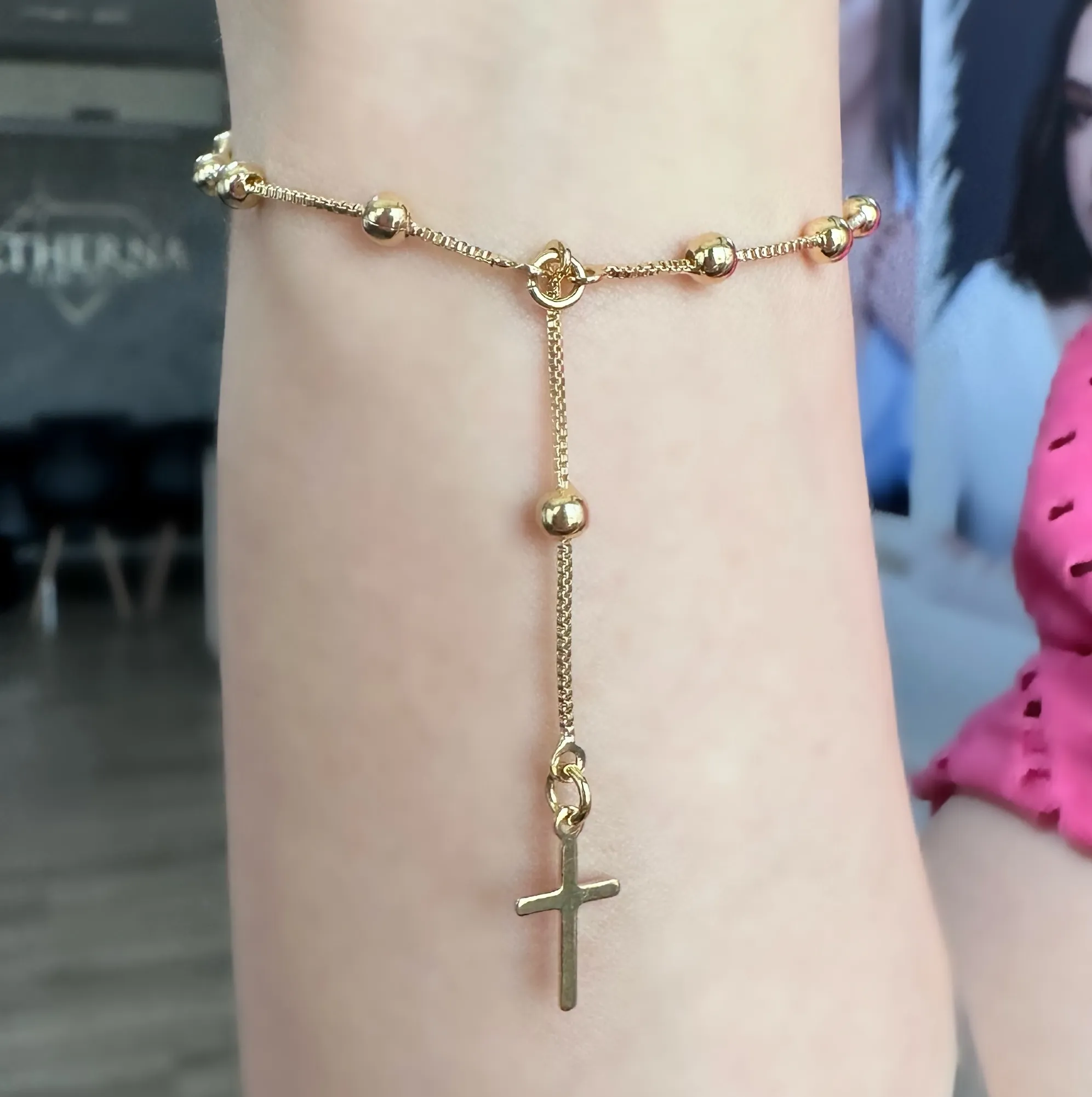 PULSEIRA GRAVATA COM CRUZ