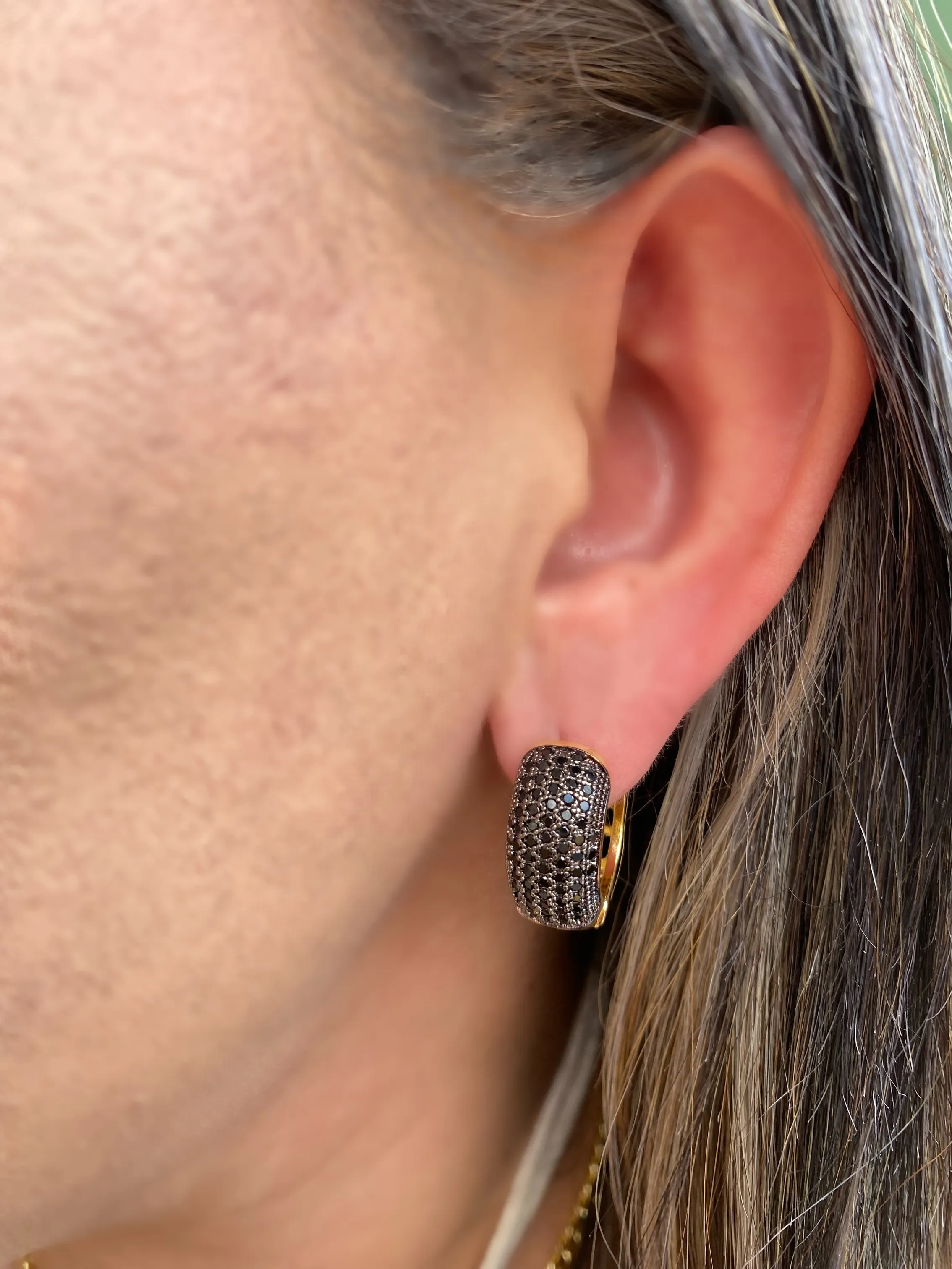 BRINCO ARGOLA CRAVEJADA ZIRCONIA NEGRA GRANDE