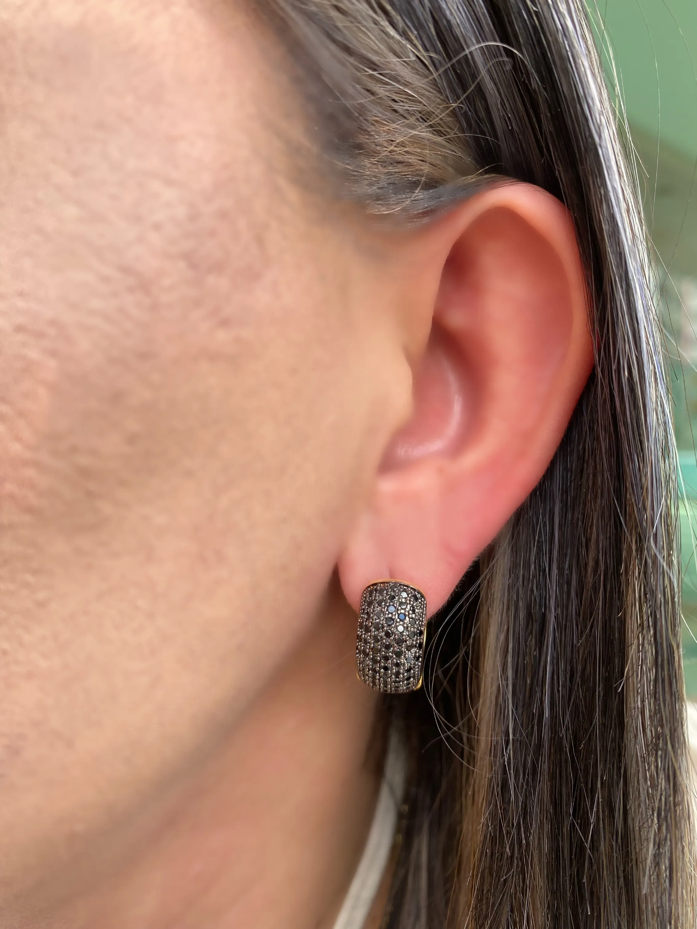 BRINCO ARGOLA CRAVEJADA ZIRCONIA NEGRA MÉDIA