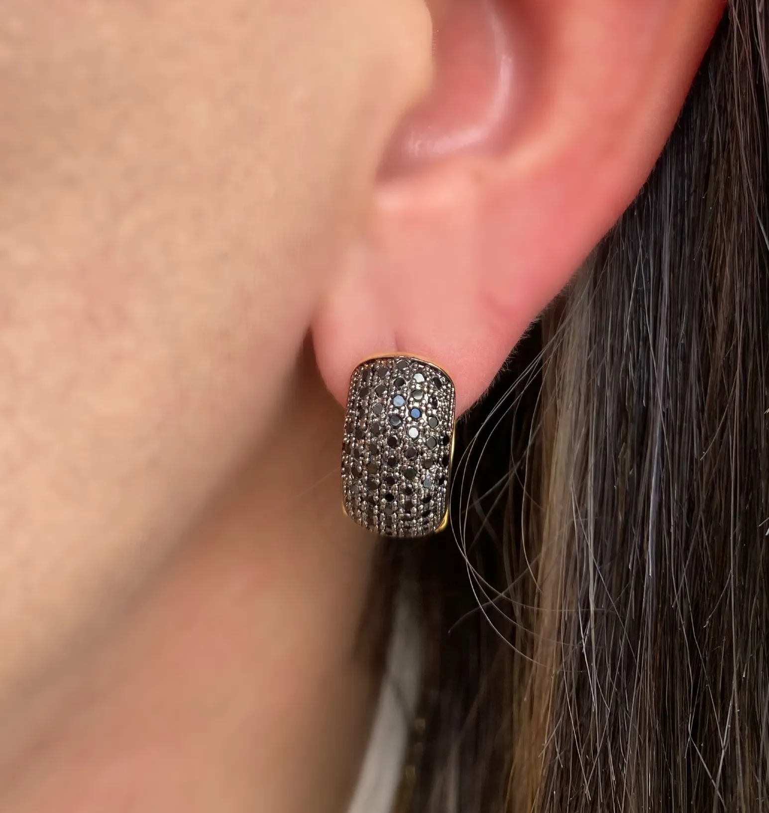 BRINCO ARGOLA CRAVEJADA ZIRCONIA NEGRA PEQUENA