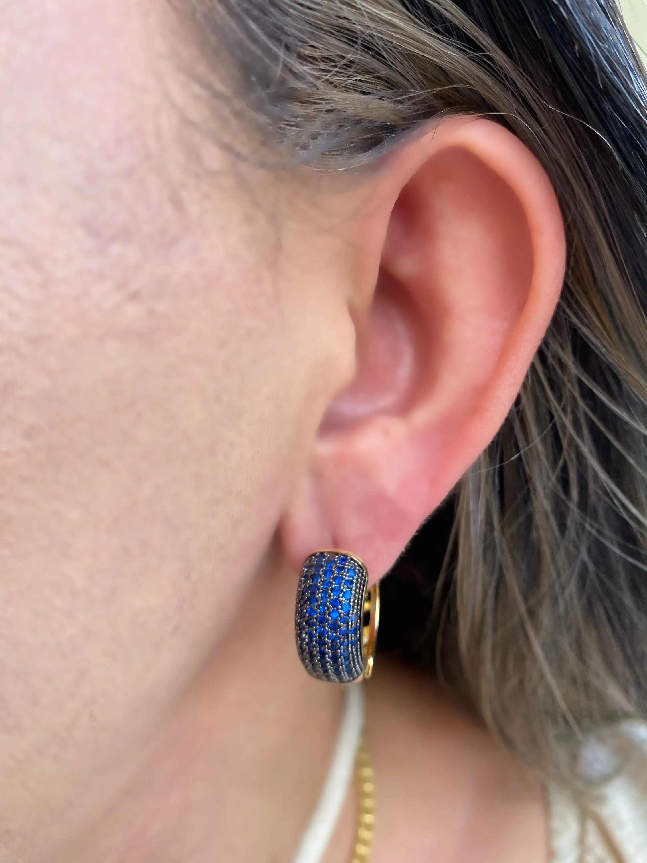 BRINCO ARGOLA CRAVEJADA ZIRCONIA AZUL GRANDE