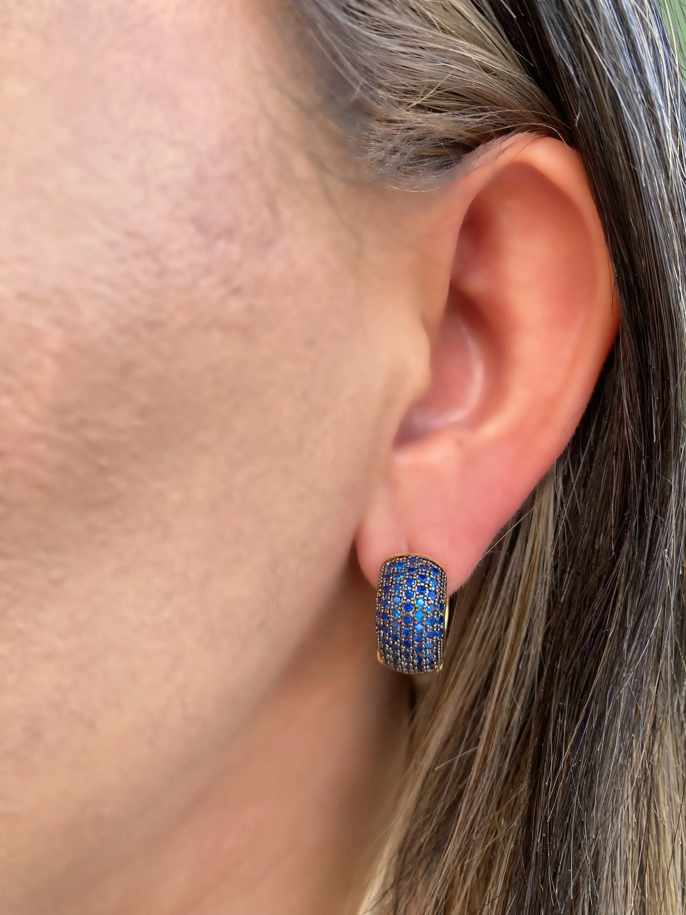 BRINCO ARGOLA CRAVEJADA ZIRCONIA AZUL MÉDIA