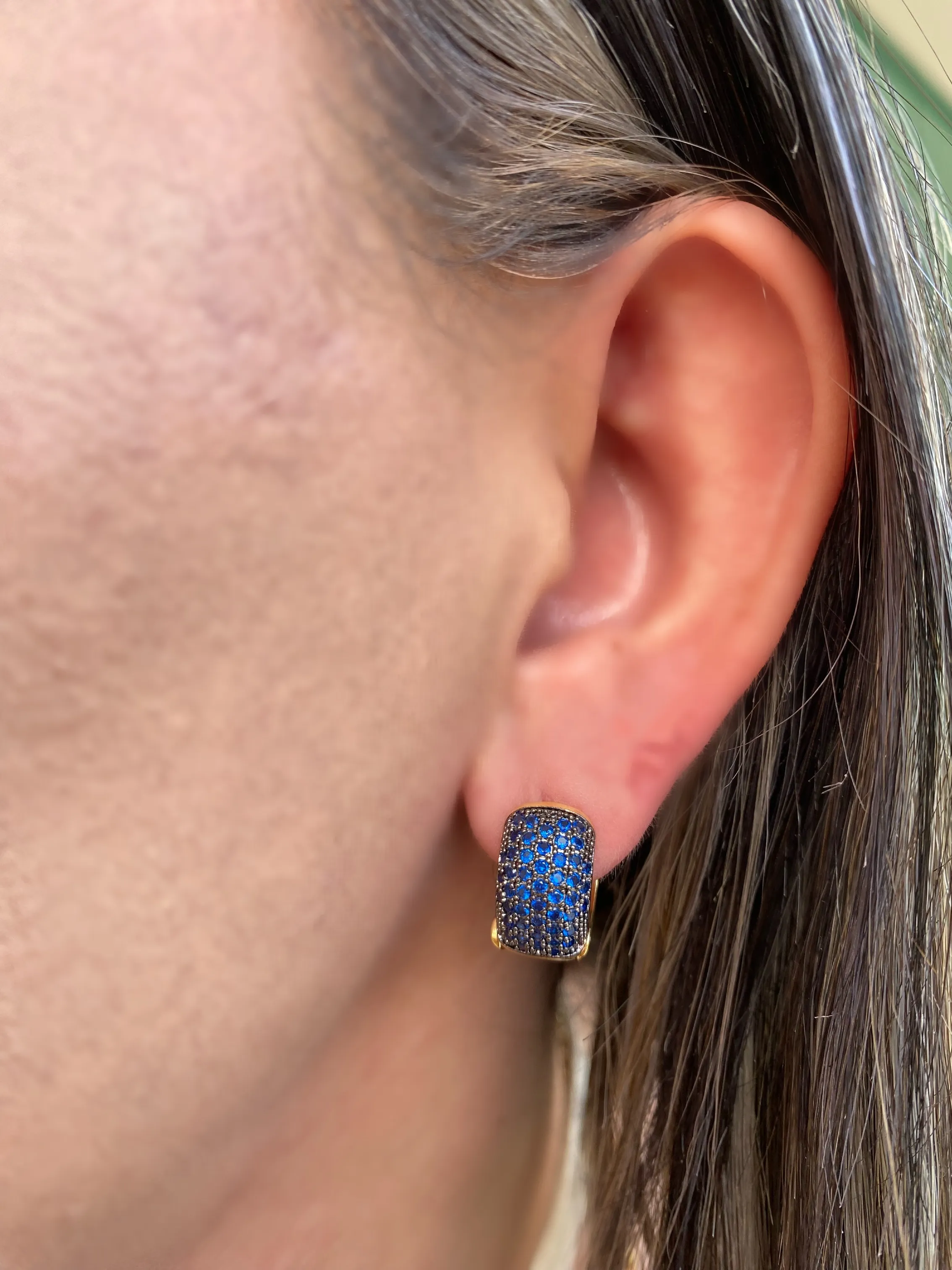BRINCO ARGOLA CRAVEJADA ZIRCONIA AZUL PEQUENA