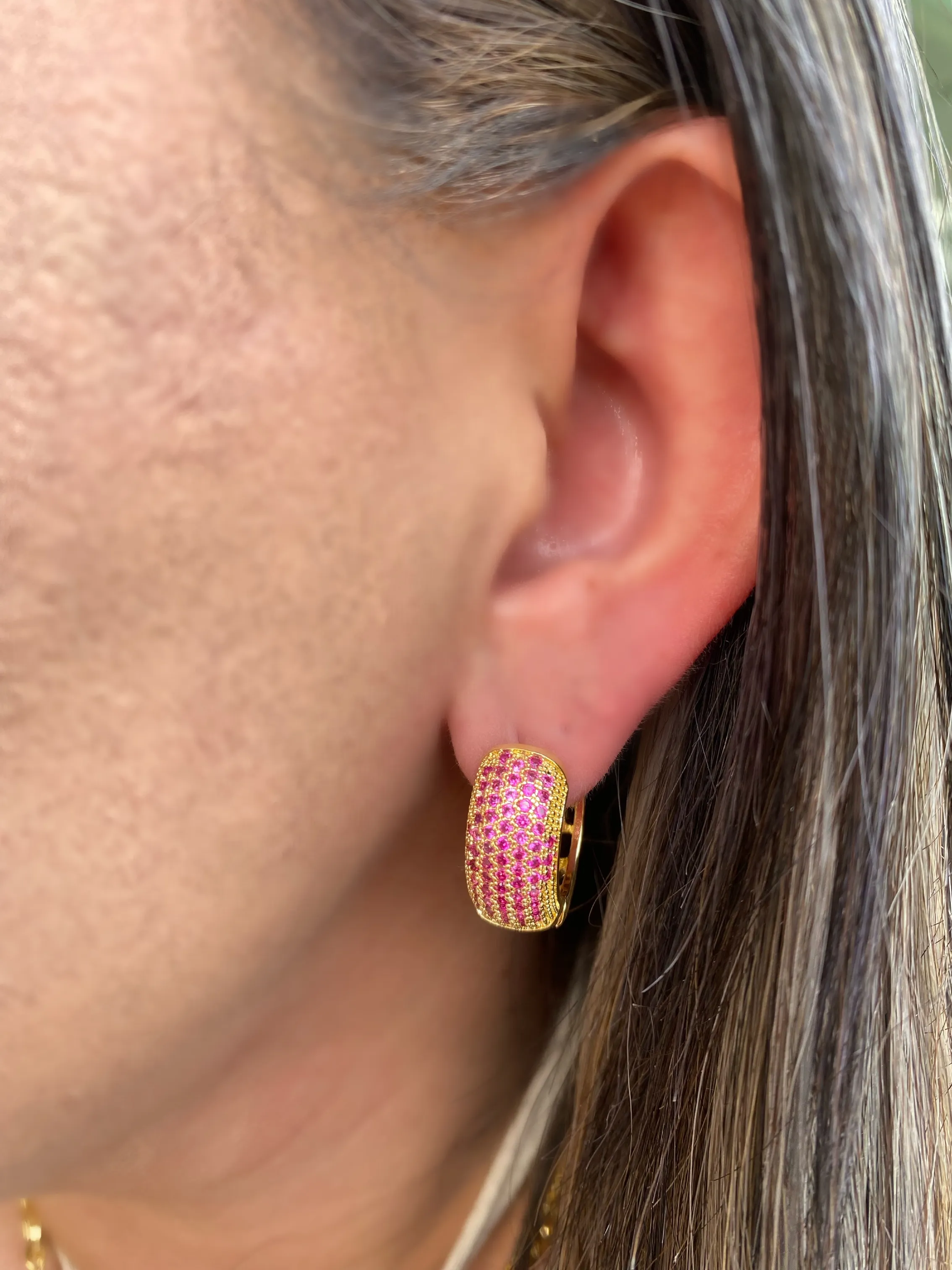 BRINCO ARGOLA CRAVEJADA ZIRCONIA ROSA GRANDE