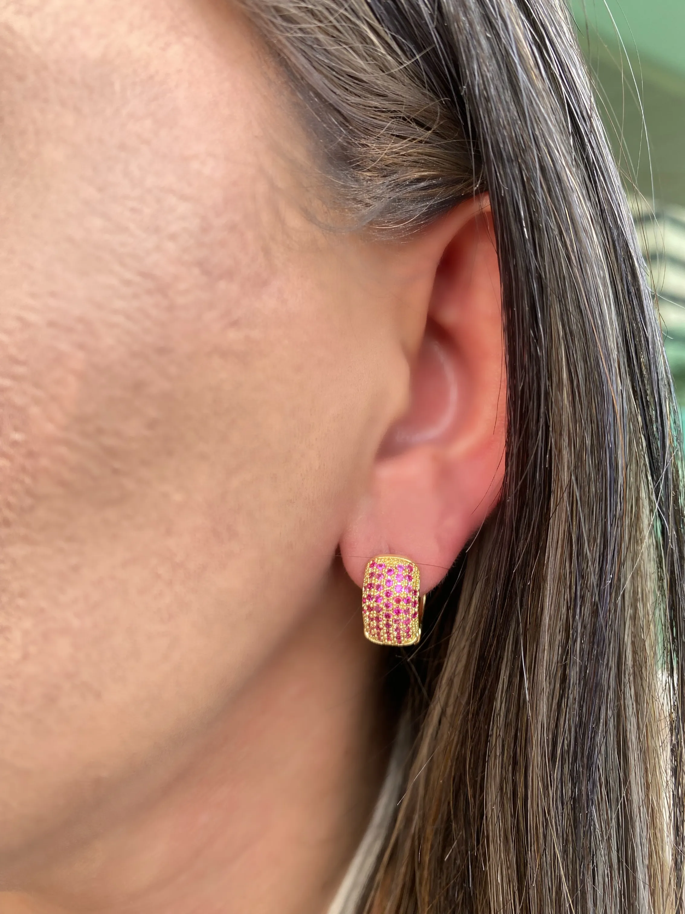BRINCO ARGOLA CRAVEJADA ZIRCONIA ROSA PEQUENA