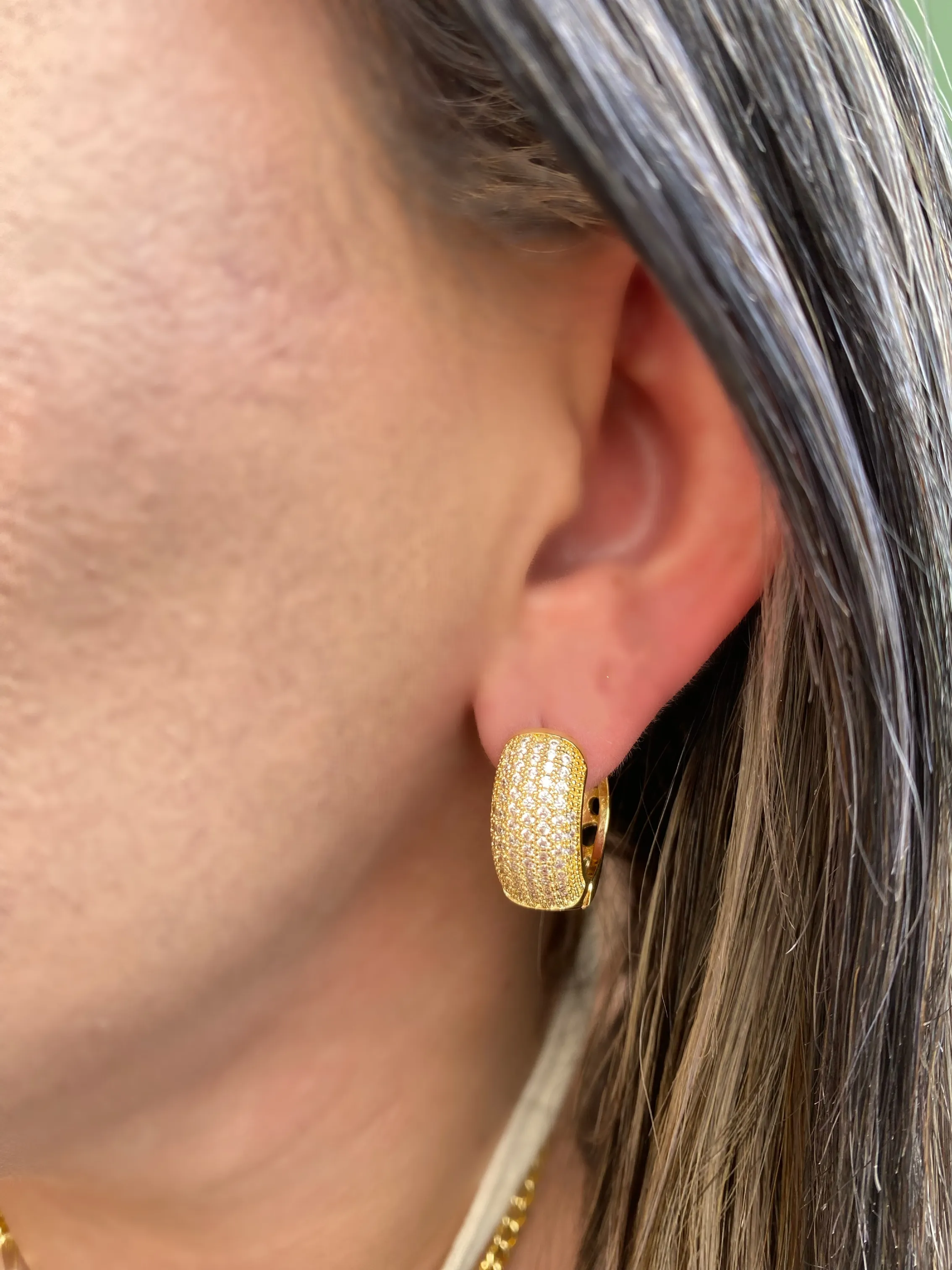 BRINCO ARGOLA CRAVEJADA ZIRCONIA CRISTAL GRANDE