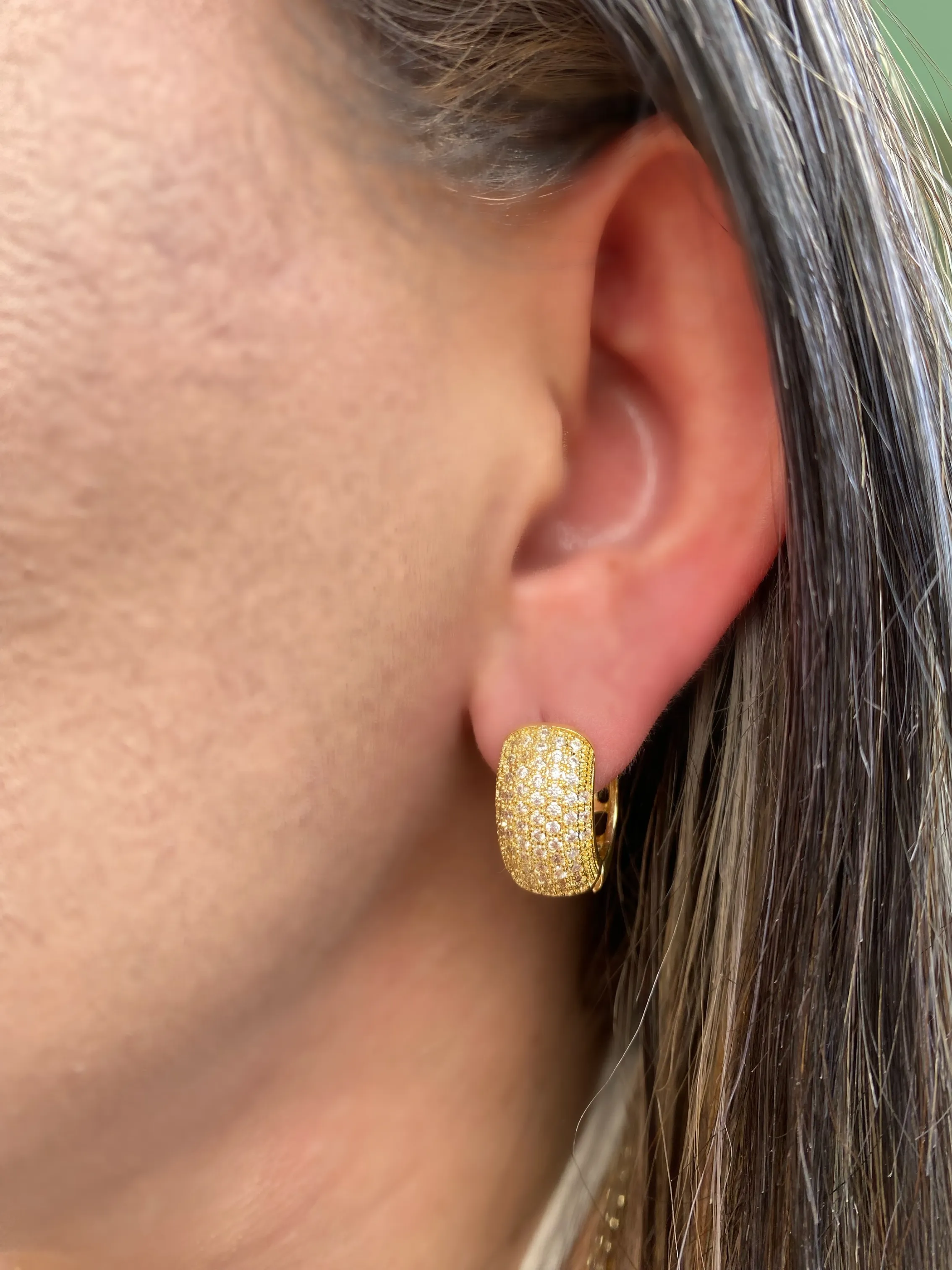 BRINCO ARGOLA CRAVEJADA ZIRCONIA CRISTAL MÉDIA