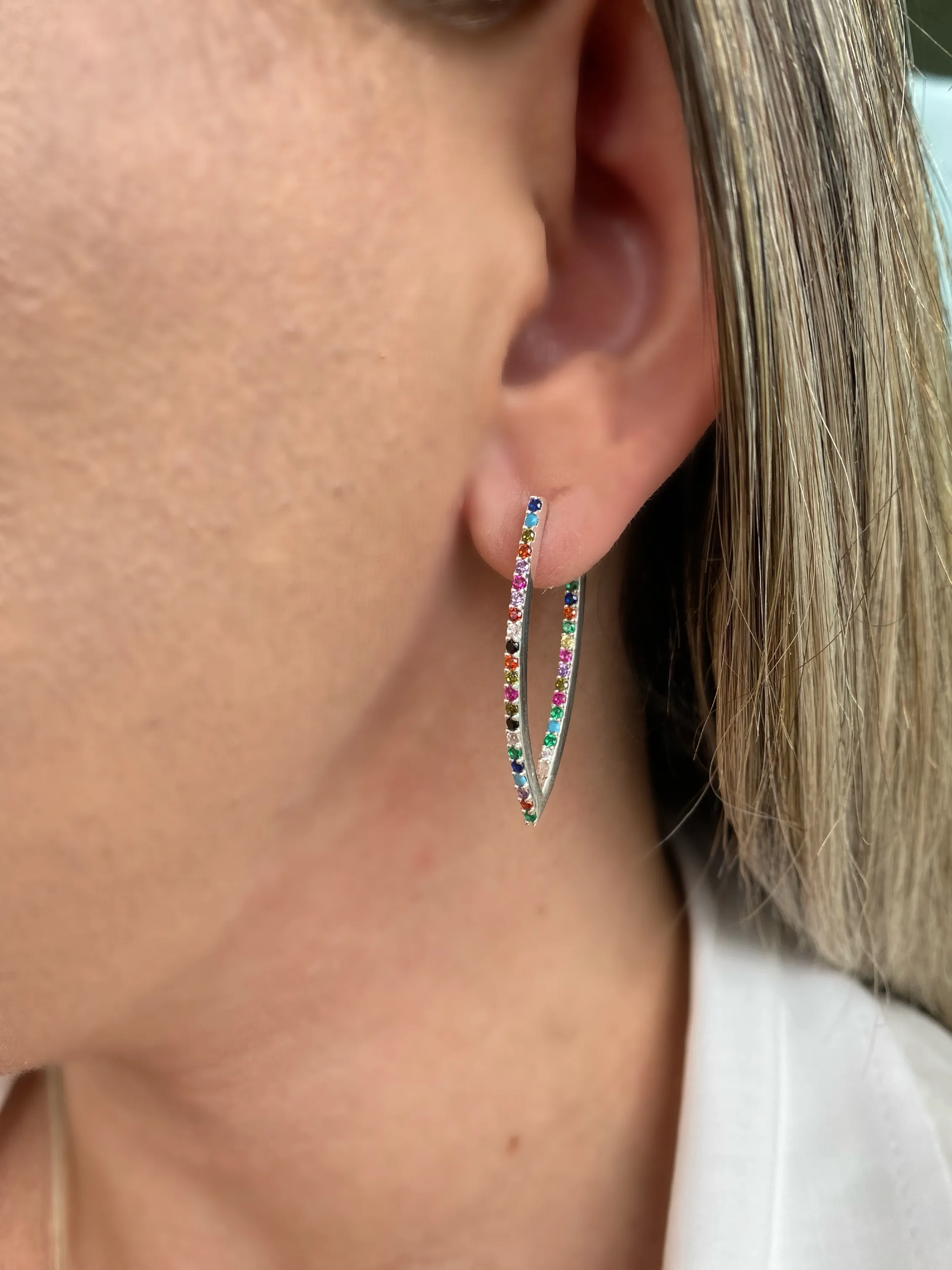 BRINCO PRATA ARGOLA V CRAVEJADA CRISTAL