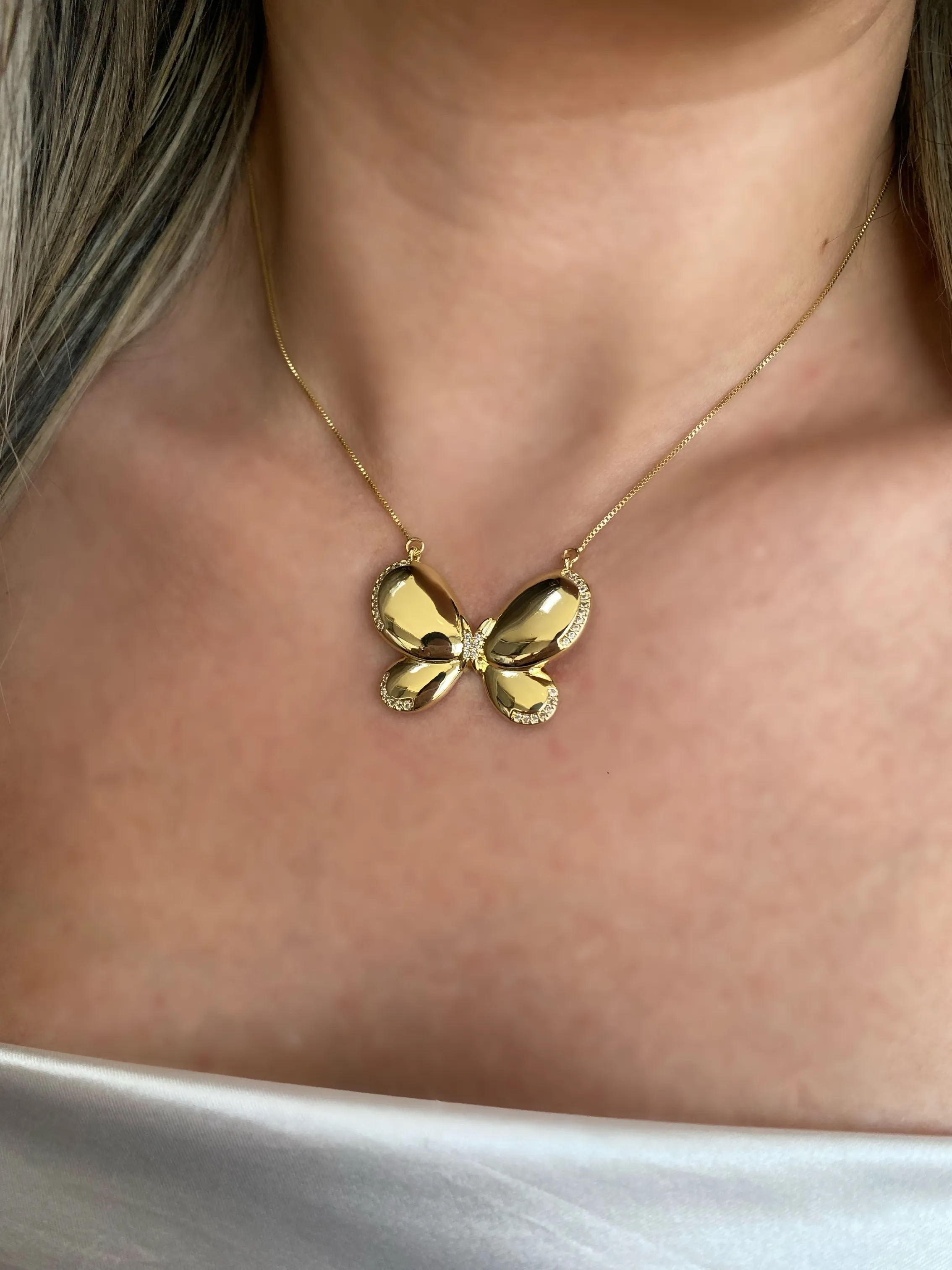 GARGANTILHA BORBOLETA LISA DETALHES CRAVEJADOS