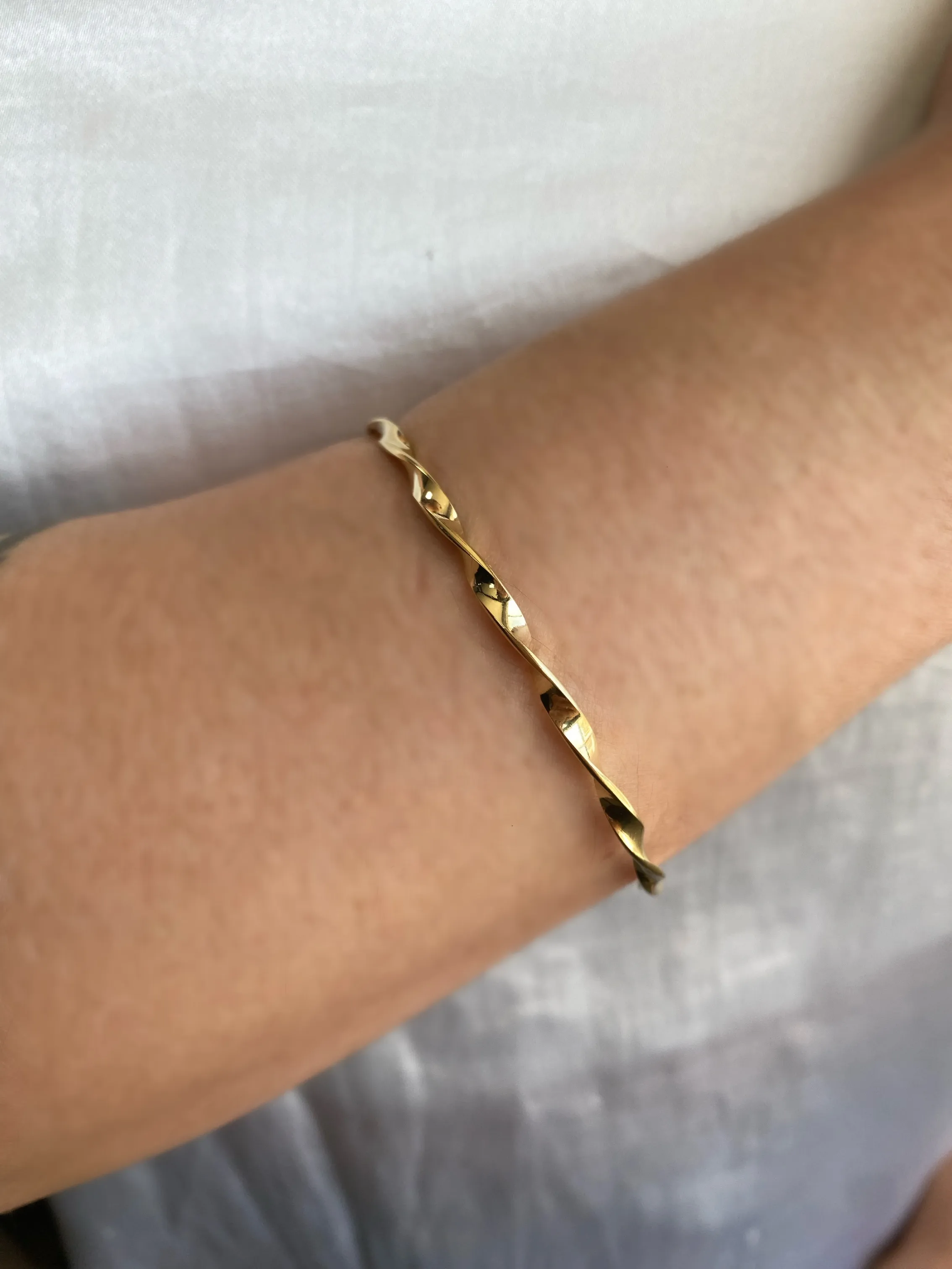 BRACELETE FIO TORCIDO LISO