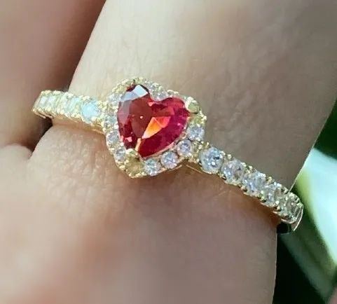 ANEL CRAVEJADO COM CORAÇÃO ZIRCONIA RUBI
