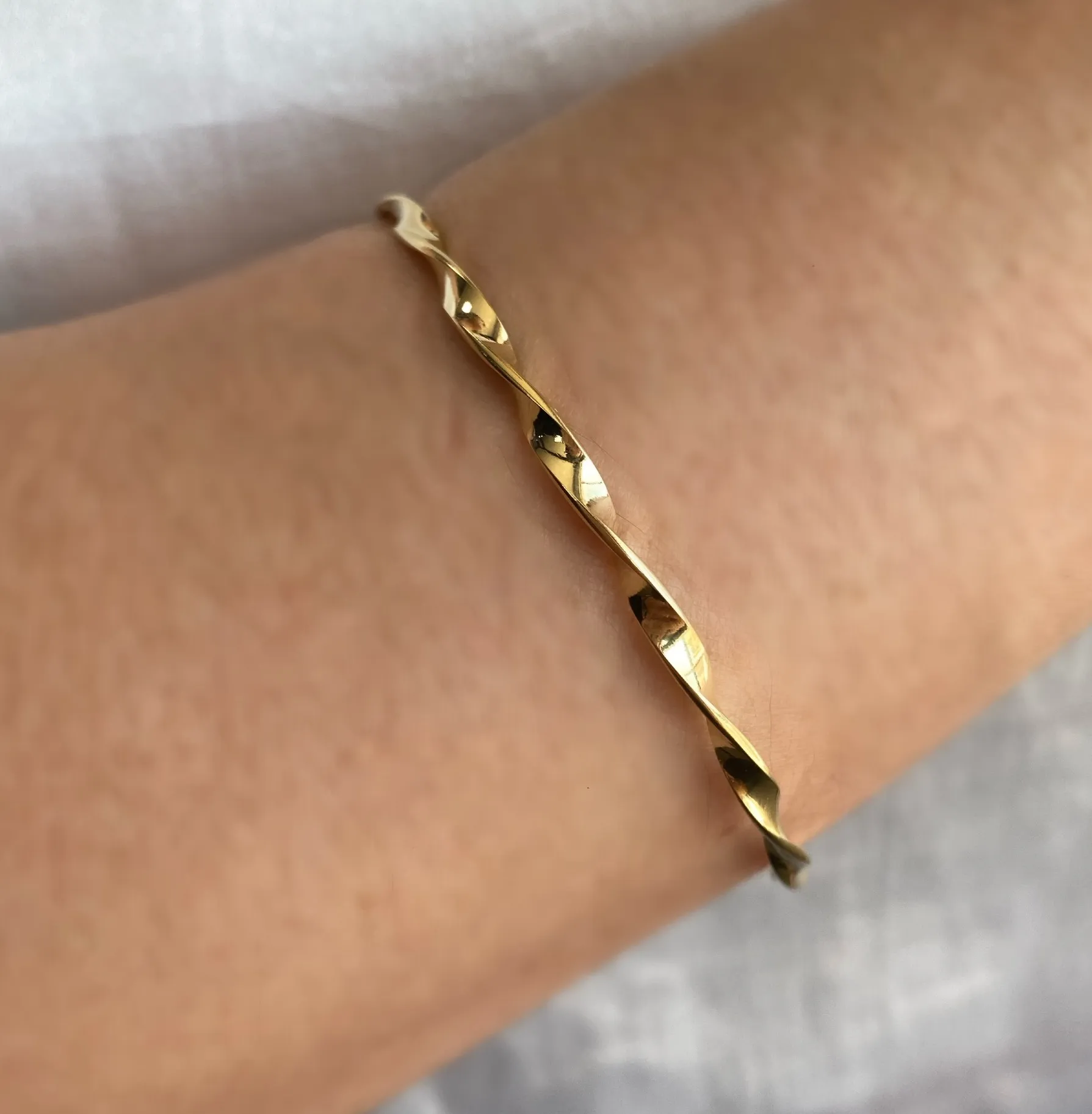 BRACELETE FIO TORCIDO LISO