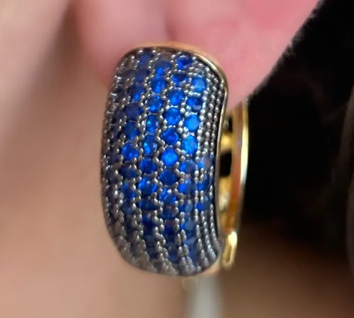 BRINCO ARGOLA CRAVEJADA ZIRCONIA AZUL GRANDE