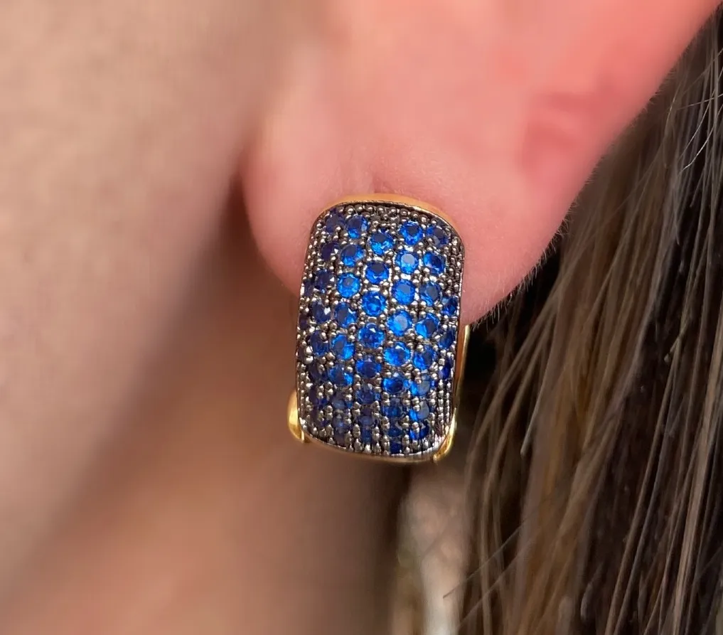 BRINCO ARGOLA CRAVEJADA ZIRCONIA AZUL PEQUENA