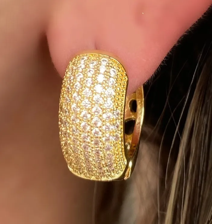 BRINCO ARGOLA CRAVEJADA ZIRCONIA CRISTAL GRANDE