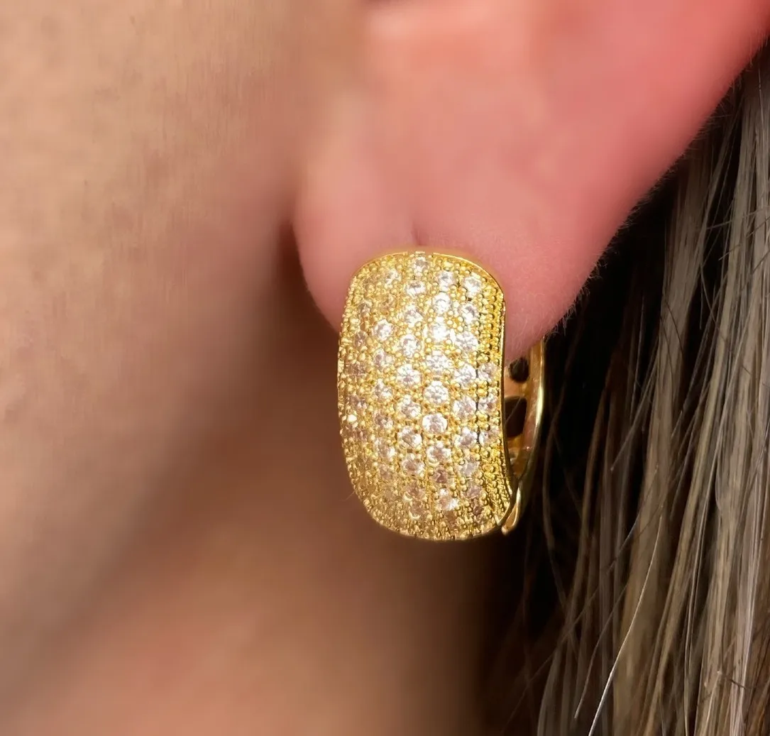 BRINCO ARGOLA CRAVEJADA ZIRCONIA CRISTAL MÉDIA