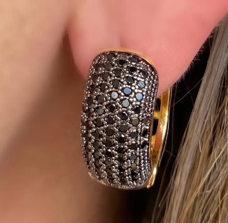 BRINCO ARGOLA CRAVEJADA ZIRCONIA NEGRA GRANDE