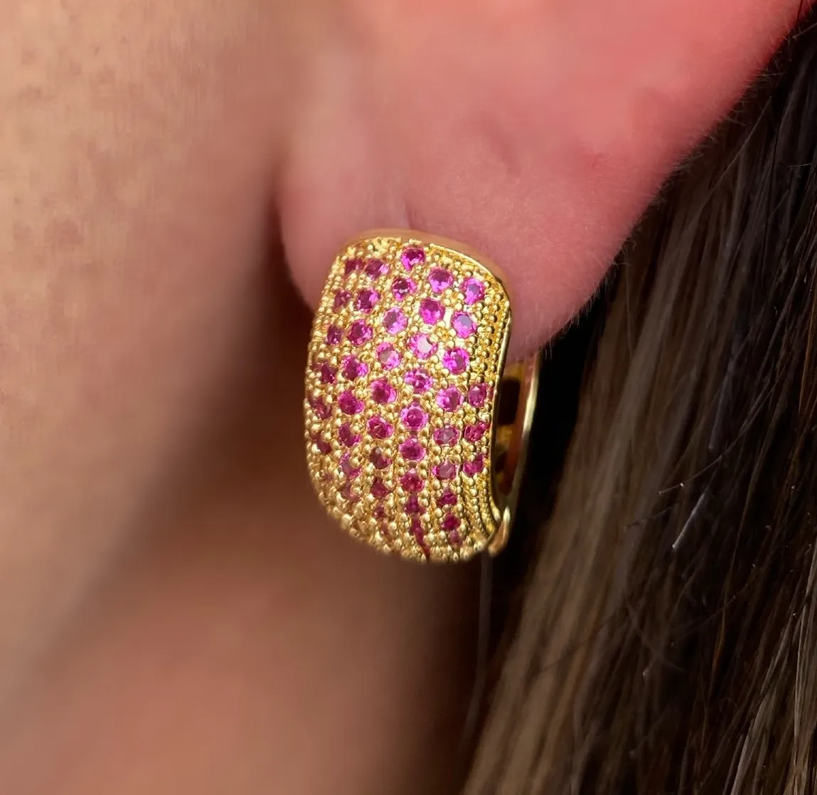 BRINCO ARGOLA CRAVEJADA ZIRCONIA ROSA MÉDIA