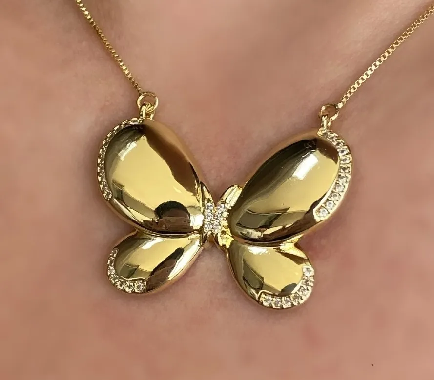 GARGANTILHA BORBOLETA LISA DETALHES CRAVEJADOS
