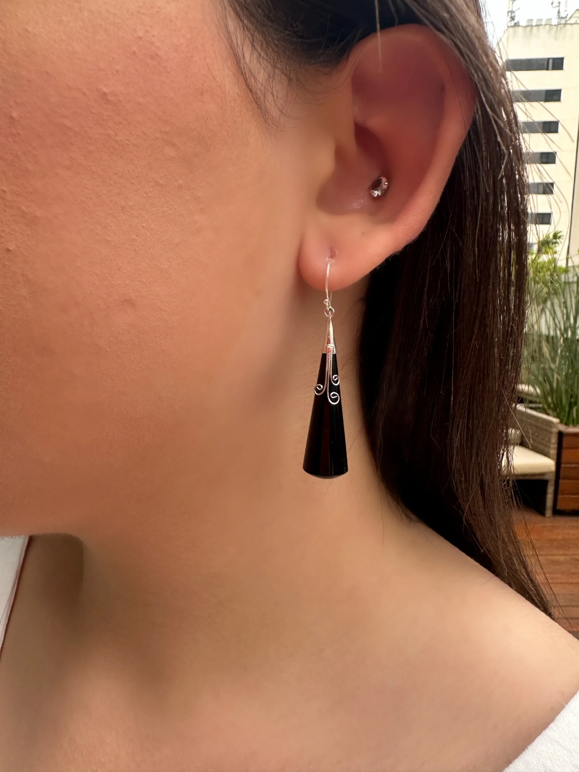 BRINCO PRATA CONE PRETO