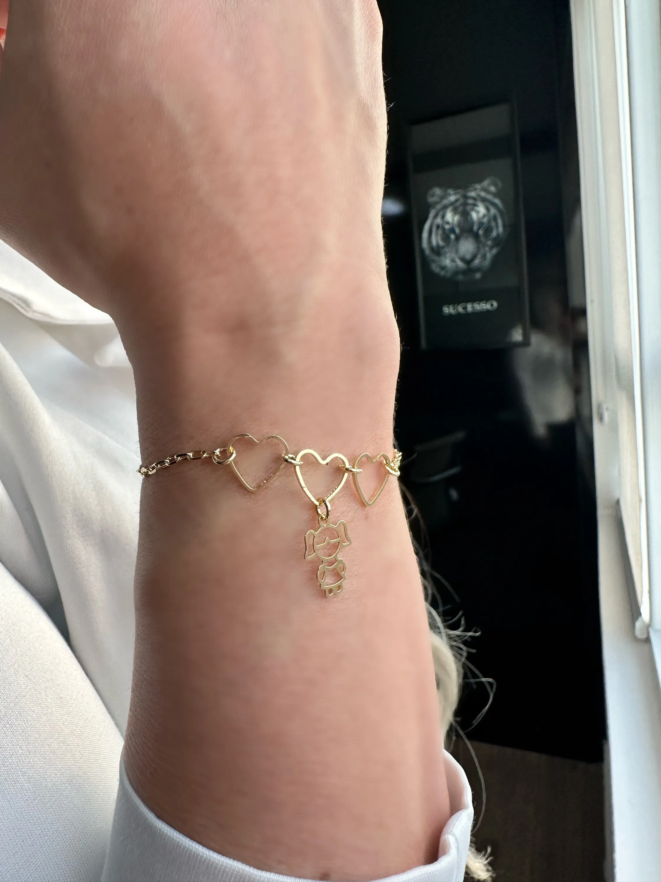 PULSEIRA 3 CORAÇÕES COM MENINA VAZADA