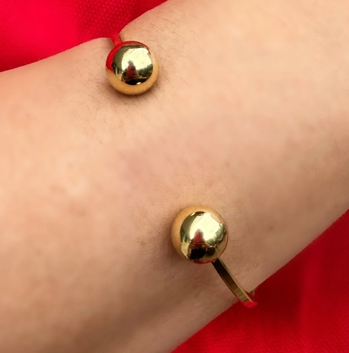 BRACELETE FIO QUADRADO BOLAS LISAS