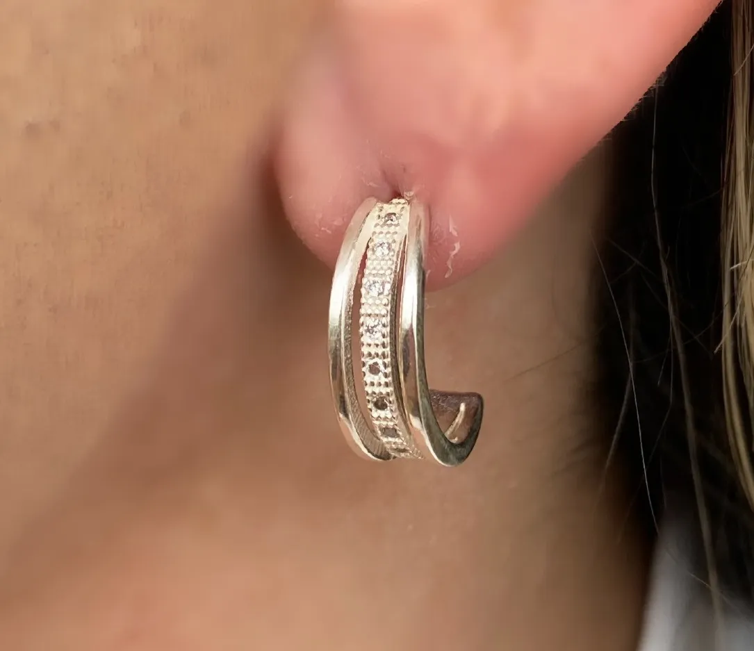 BRINCO PRATA MEIA ARGOLA COM ZIRCONAS