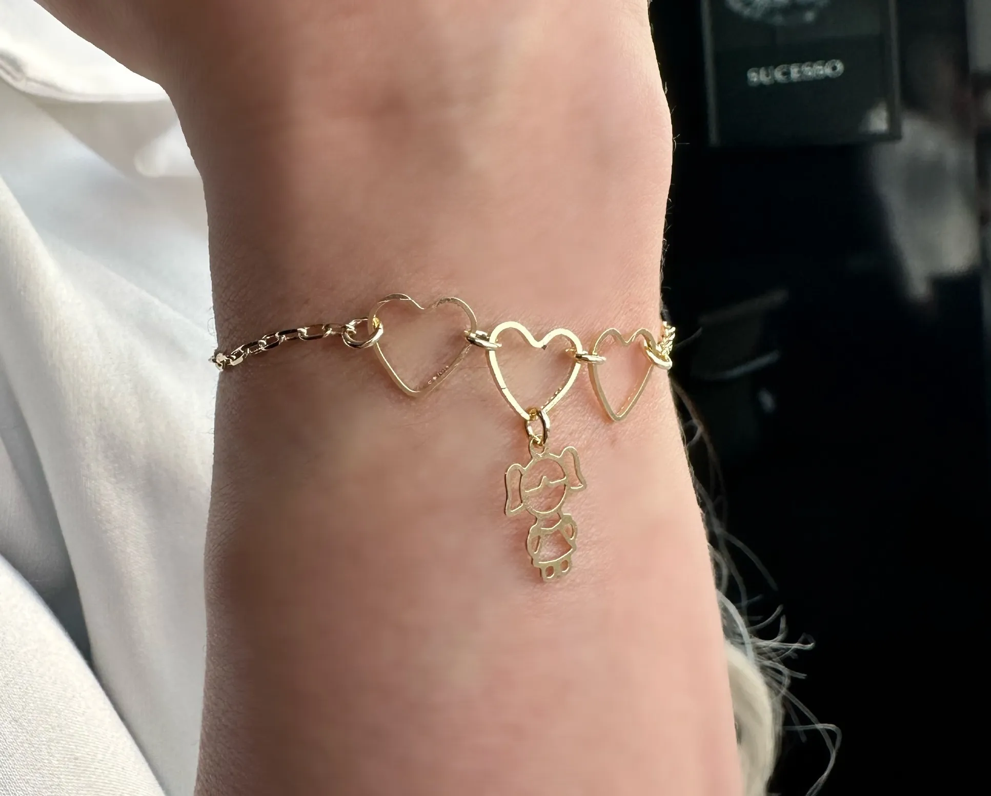 PULSEIRA 3 CORAÇÕES COM MENINA VAZADA