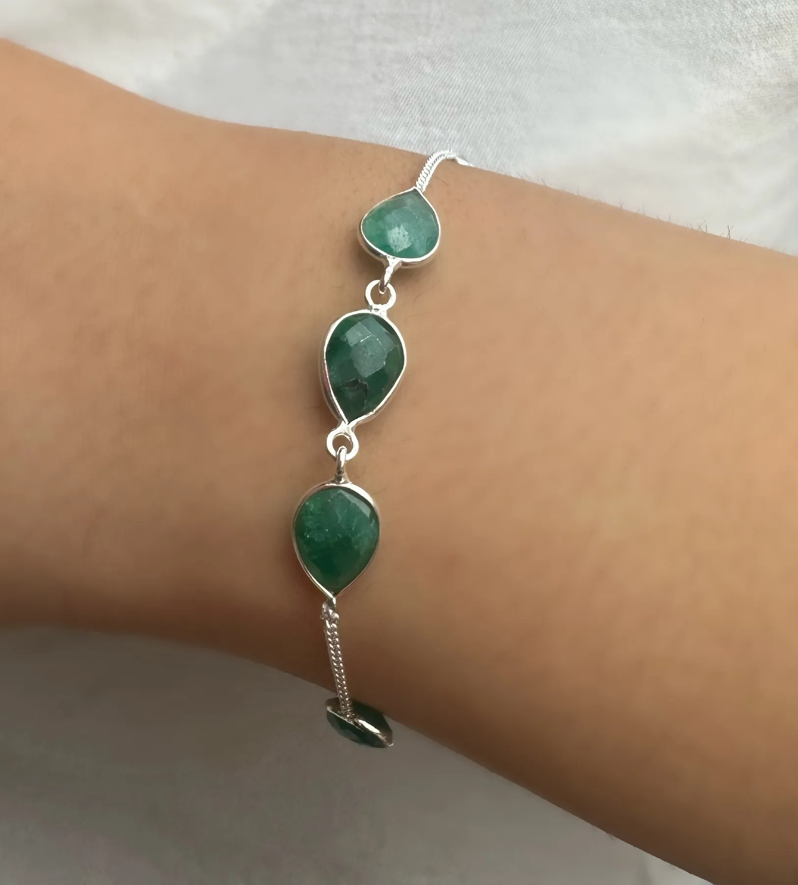 PULSEIRA PRATA PEDRA ESMERALDA NATURAL