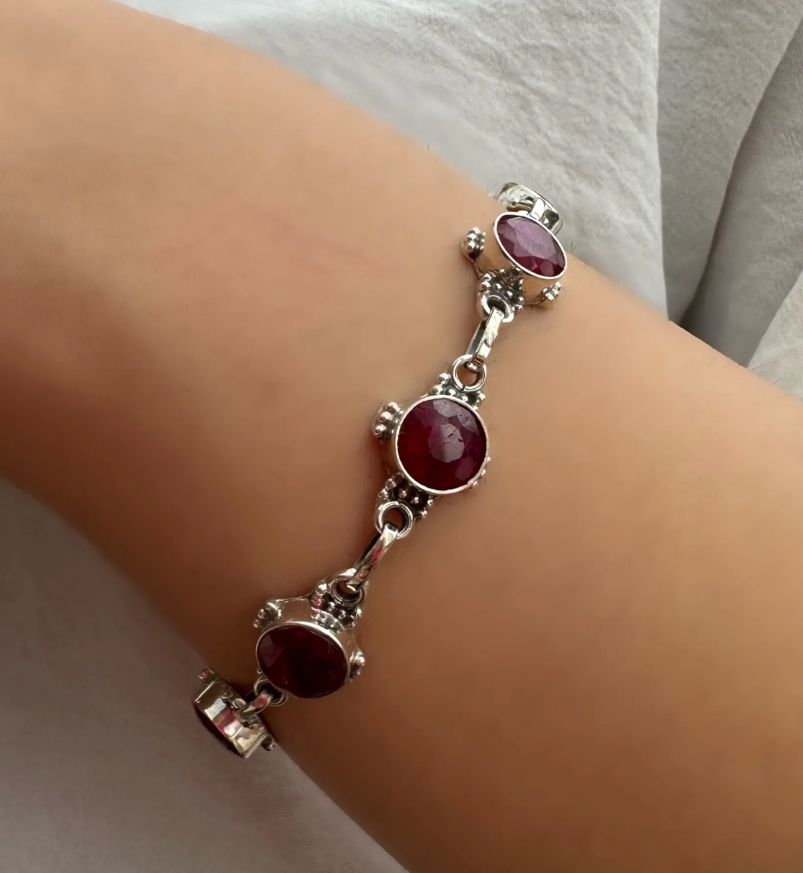 PULSEIRA PRATA PEDRA RUBI NATURAL