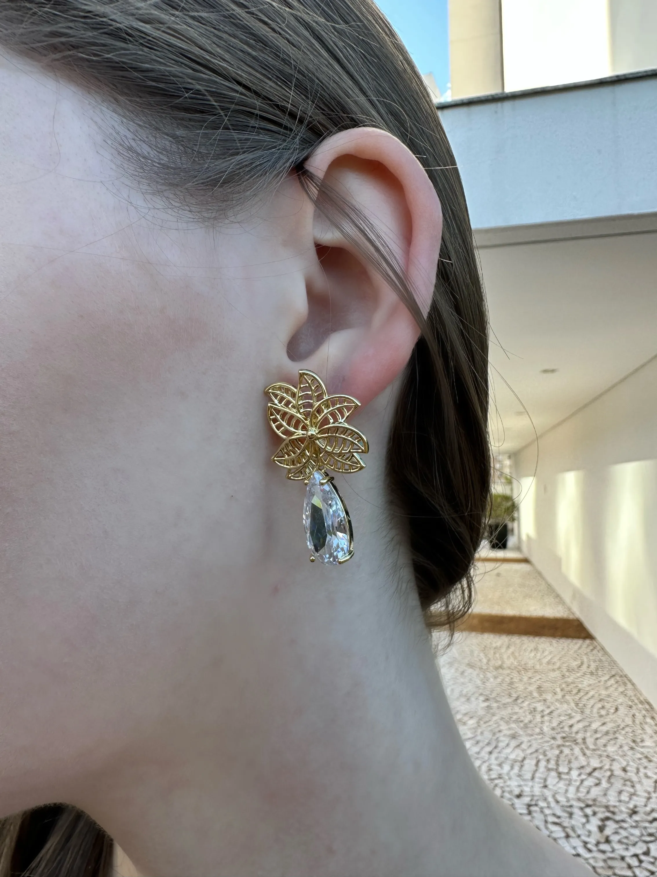 BRINCO FLOR COM GOTA PENDURADA