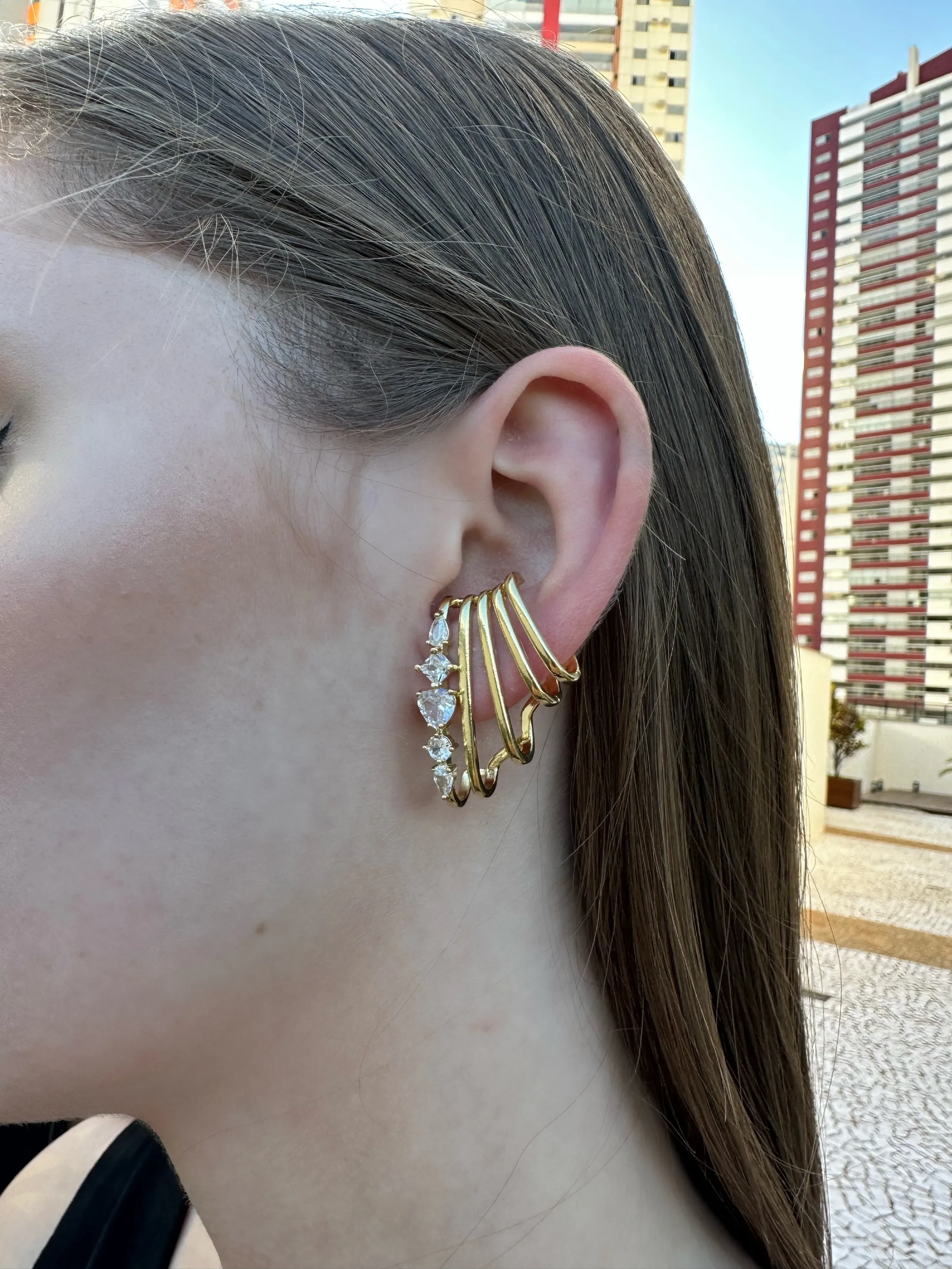 BRINCO EAR HOOK COM PEDRAS CRISTAIS